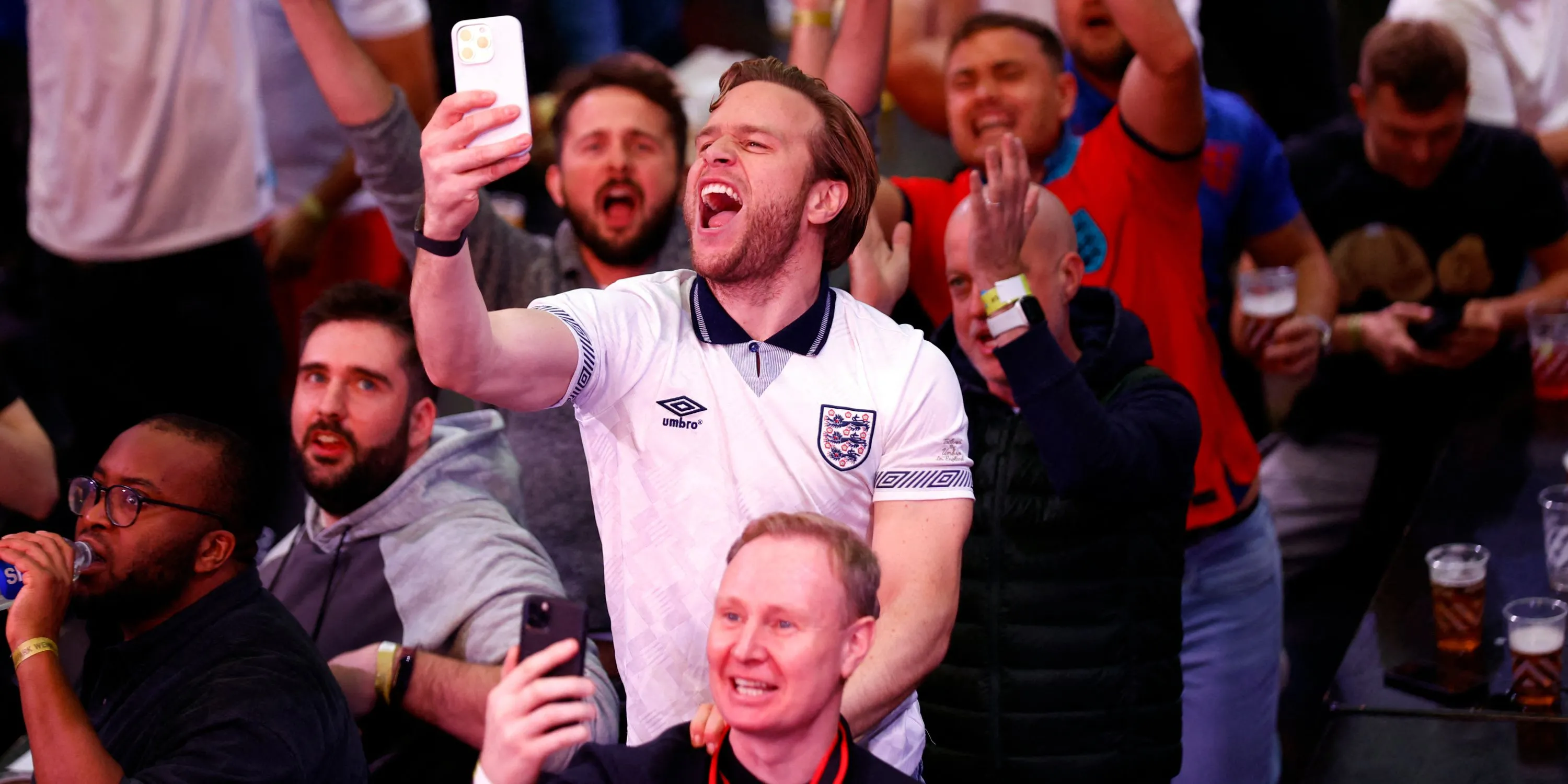 Olly Murs - Ca sĩ người Anh, người hâm mộ cuồng nhiệt Manchester United, tự hào sở hữu box riêng tại Old Trafford