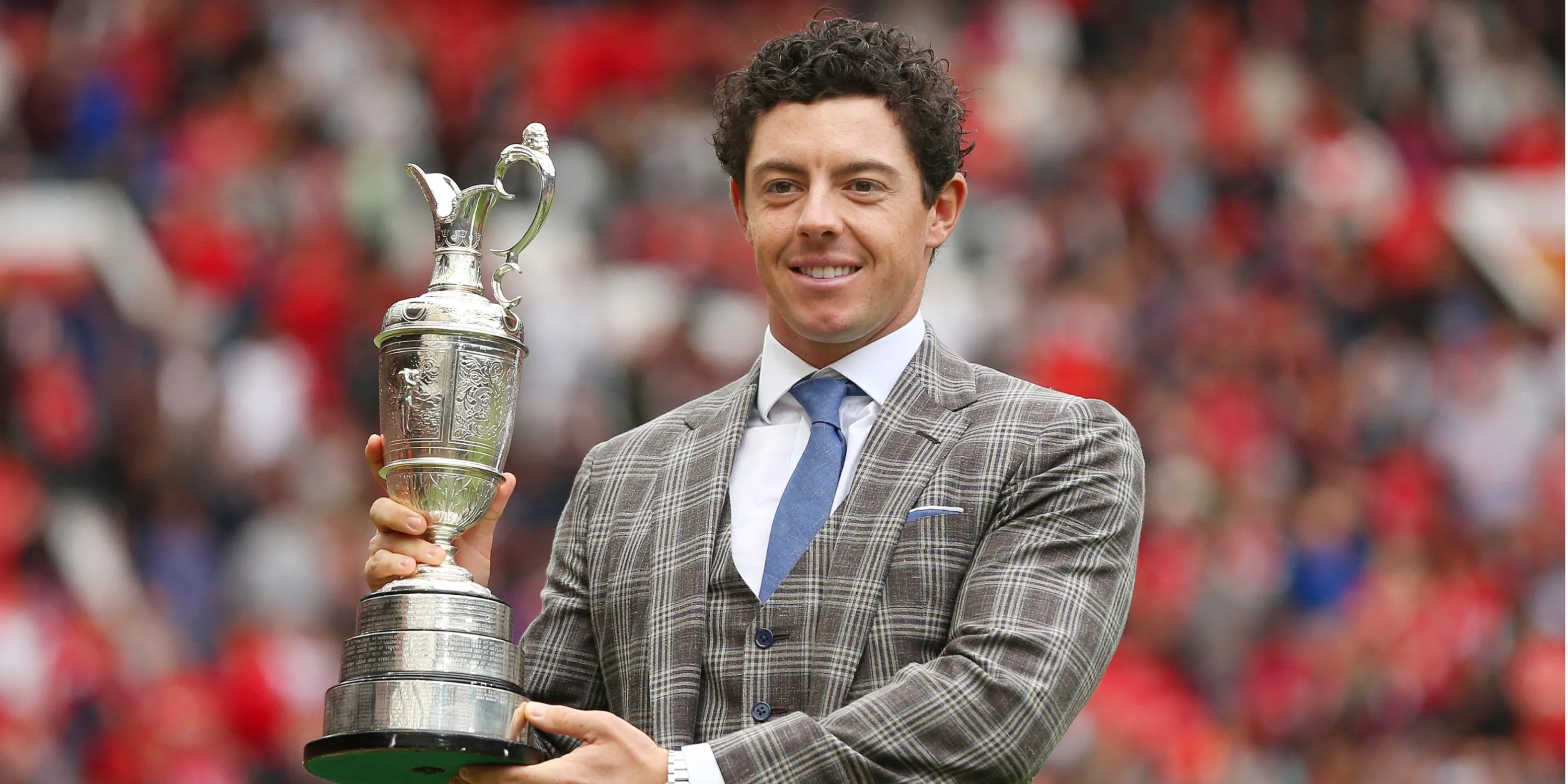Rory McIlroy - Golfer chuyên nghiệp đẳng cấp thế giới, diễu hành cúp Claret Jug tại sân vận động Old Trafford, niềm tự hào của fan MU