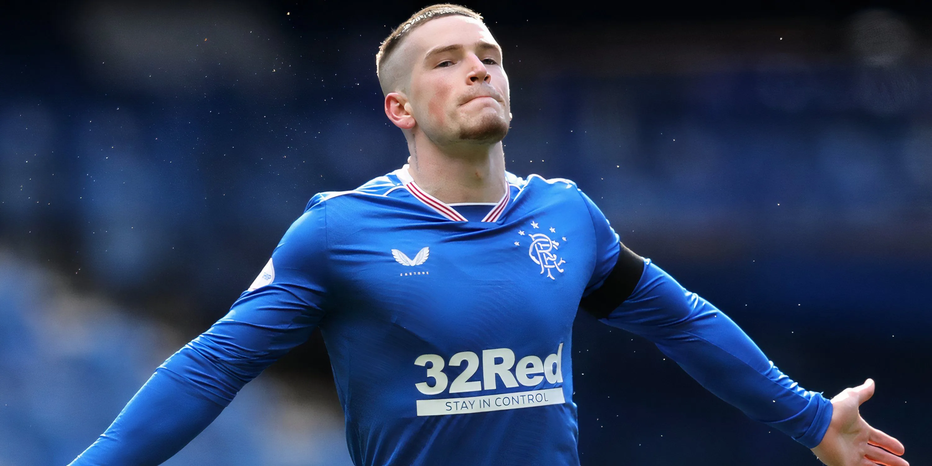 Ryan Kent trong màu áo Rangers ăn mừng cùng chiếc cúp vô địch Scottish Premiership