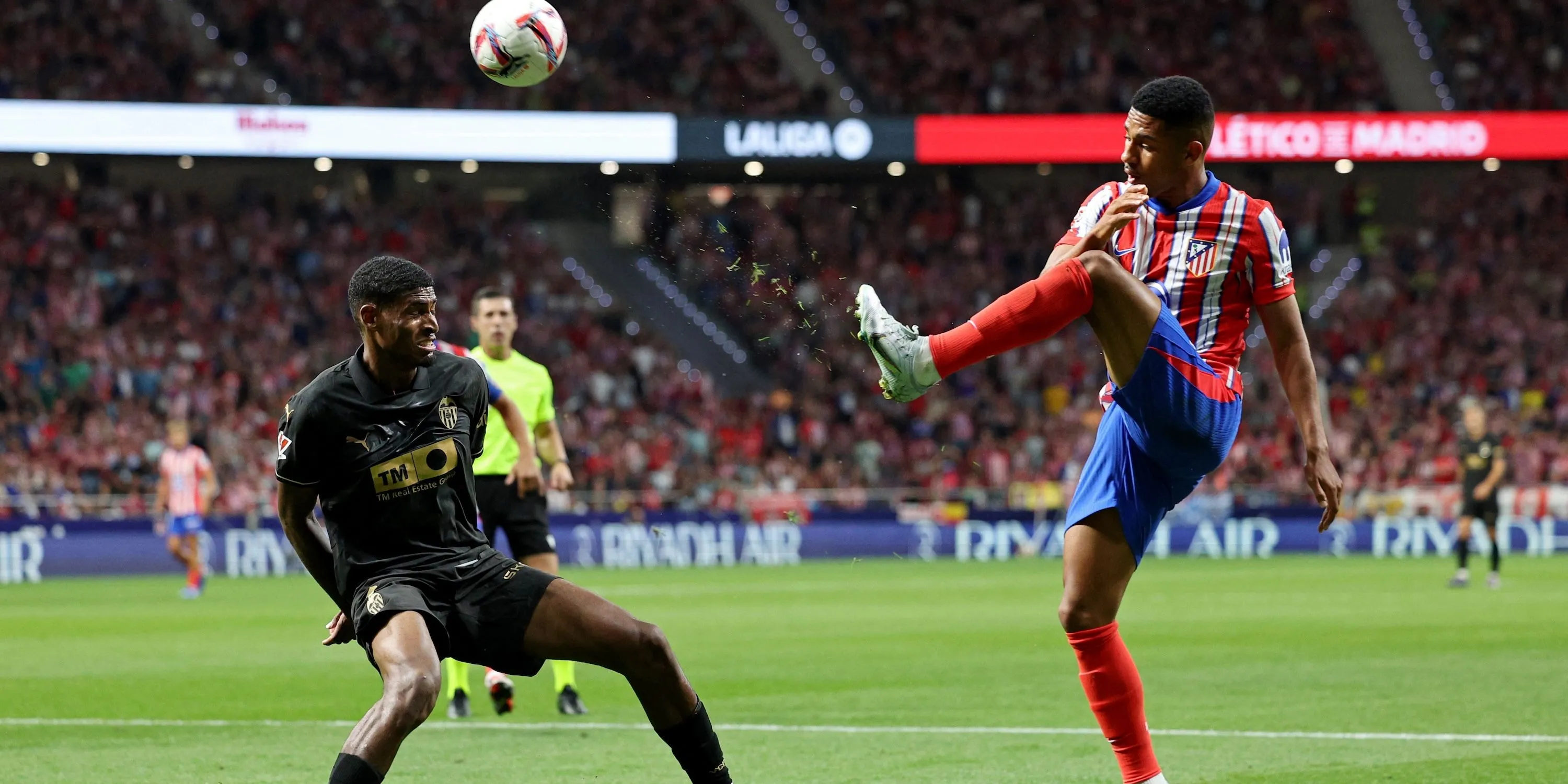 Samuel Lino thi đấu trong màu áo Atletico Madrid, cầu thủ chạy cánh đang được Everton săn đón