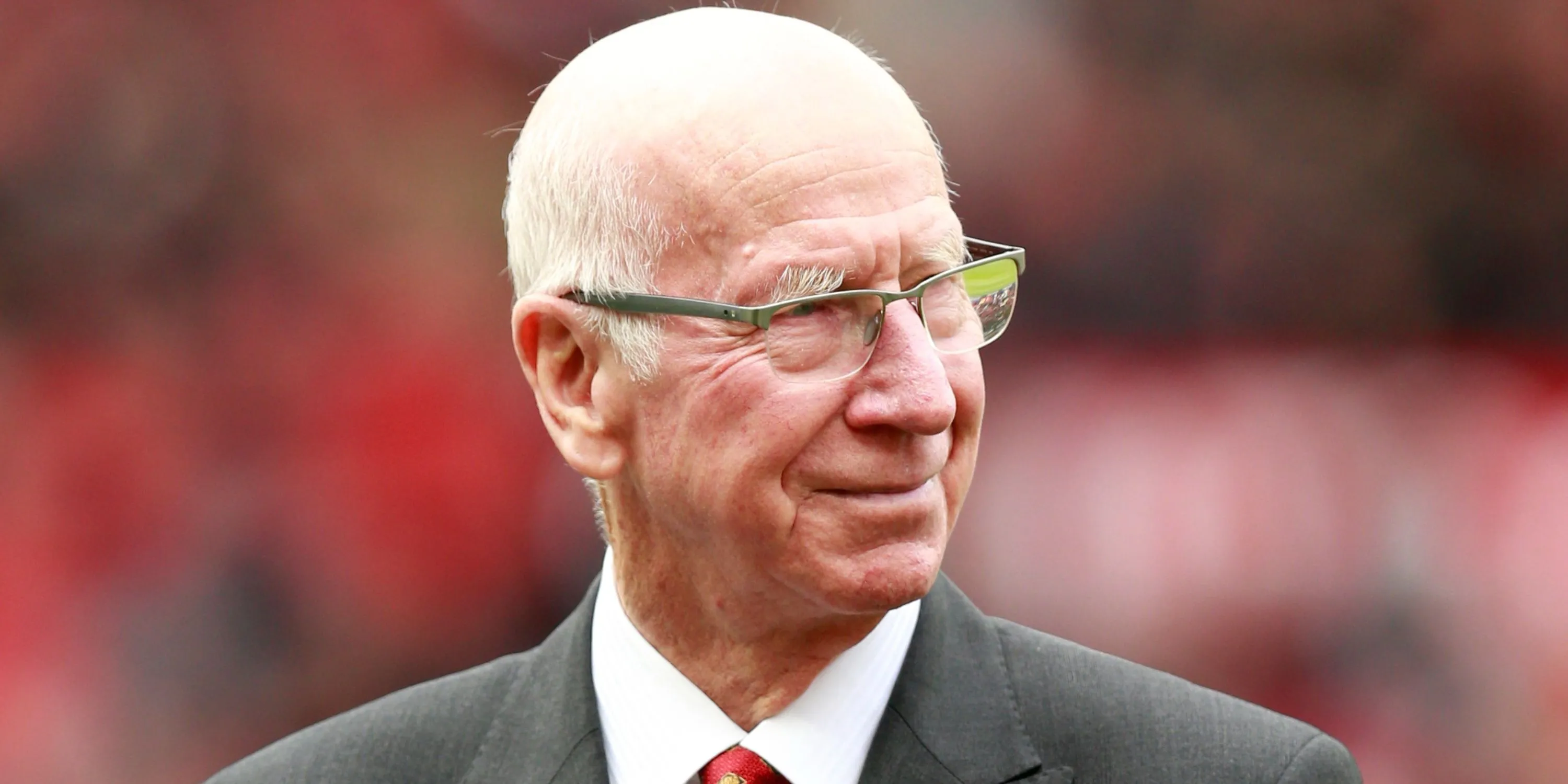 Sir Bobby Charlton trong màu áo Manchester United, biểu tượng cho sức mạnh tấn công và sự vĩ đại của Quỷ Đỏ.