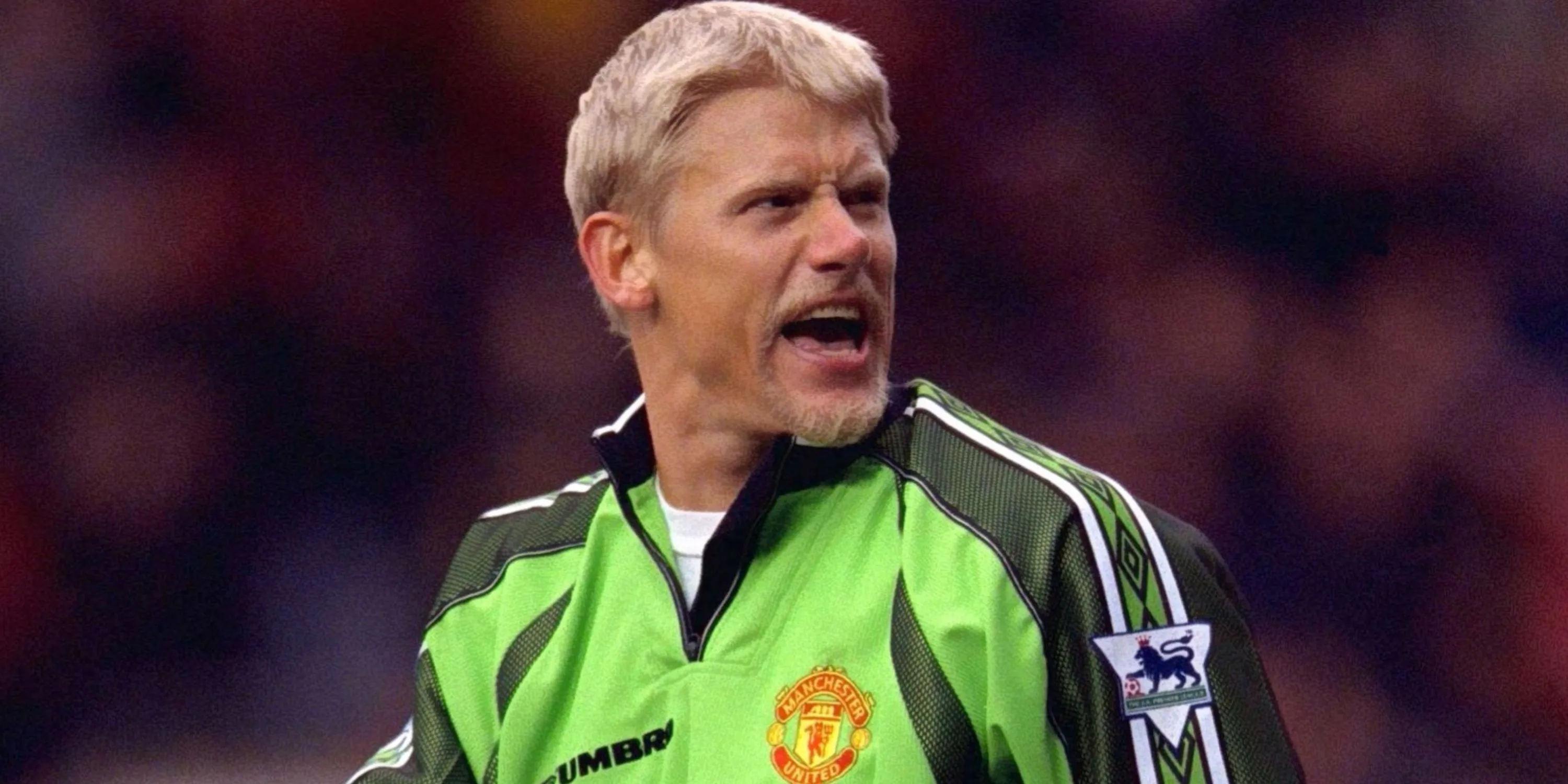 Thủ thành huyền thoại Peter Schmeichel cản phá cho Manchester United.