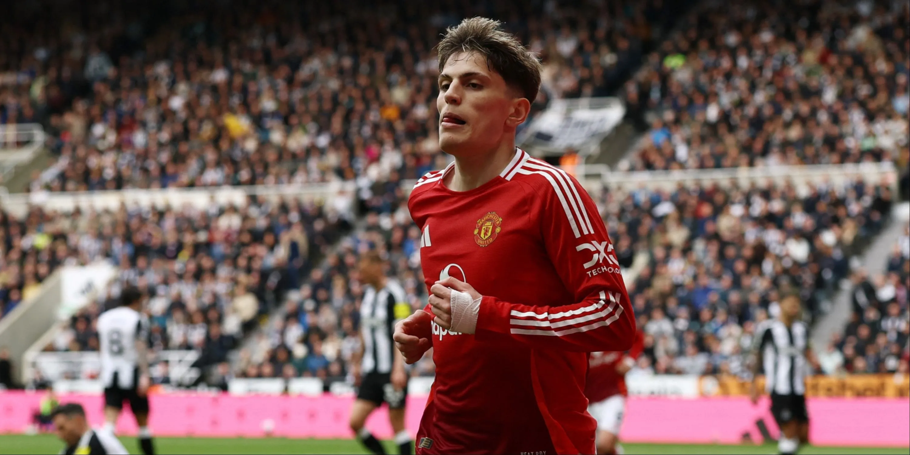 Tiền đạo trẻ Alejandro Garnacho trong pha xử lý bóng cho Manchester United