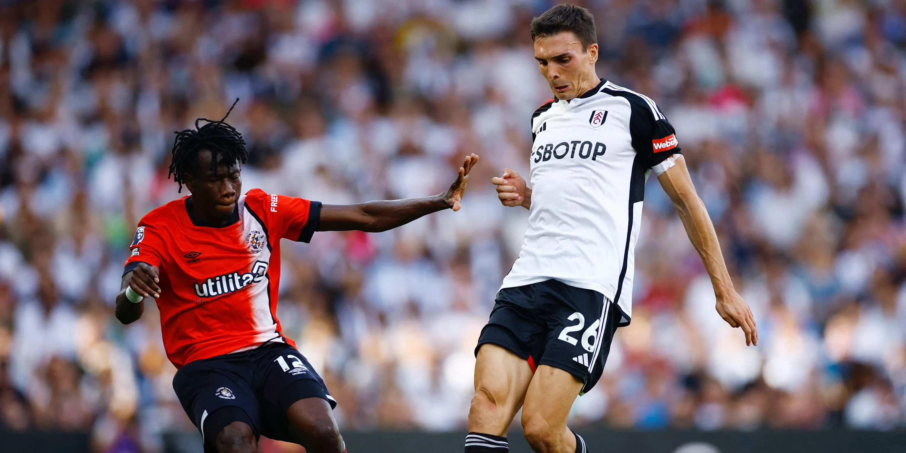 Tiền vệ Joao Palhinha của Fulham tranh chấp bóng với Issa Kabore của Luton Town, thể hiện sự quyết liệt trong lối chơi