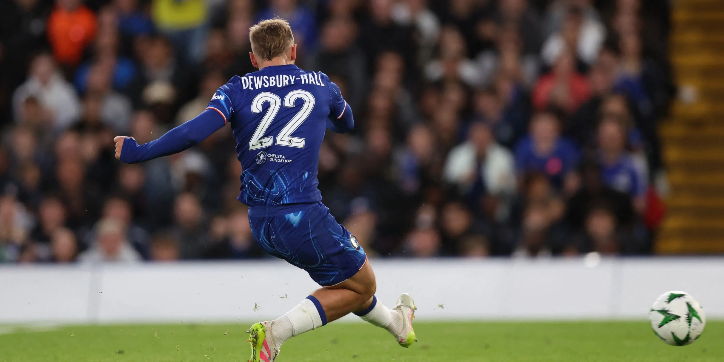 Tiền vệ Kiernan Dewsbury-Hall trong màu áo Chelsea, mục tiêu của Fulham.