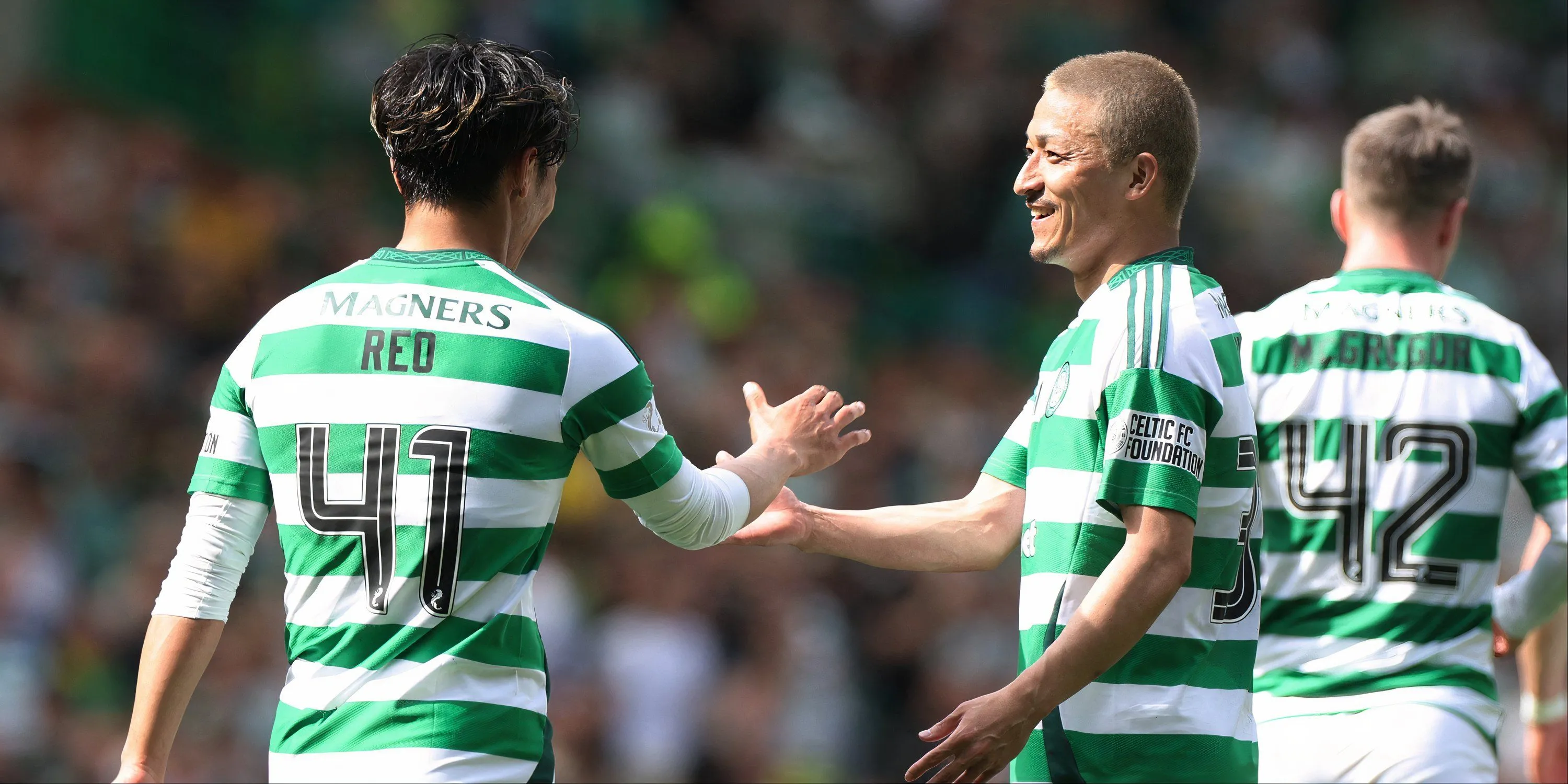 Tiền vệ Reo Hatate và tiền đạo Daizen Maeda của Celtic trên sân cỏ