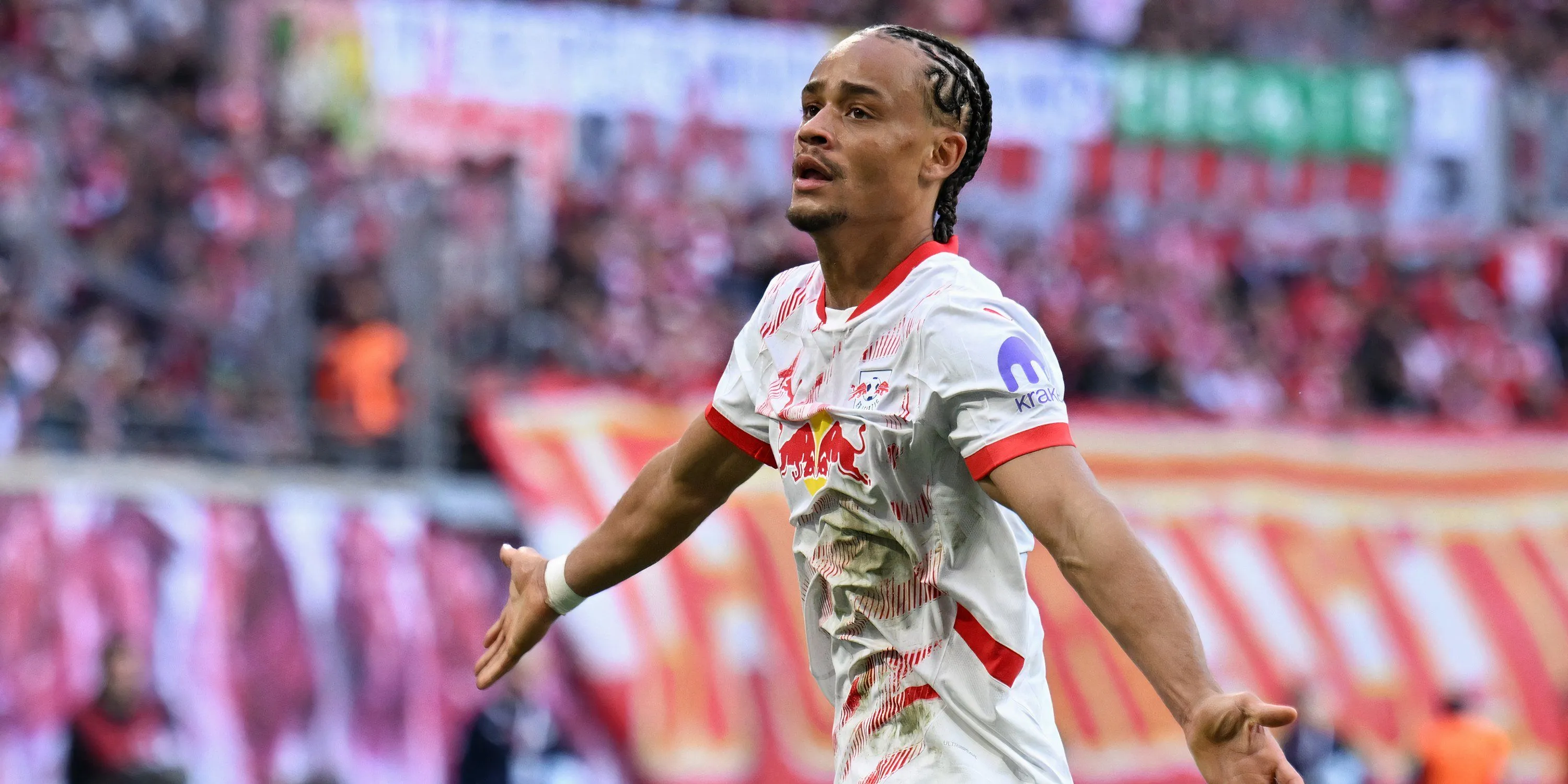 Xavi Simons ăn mừng bàn thắng.