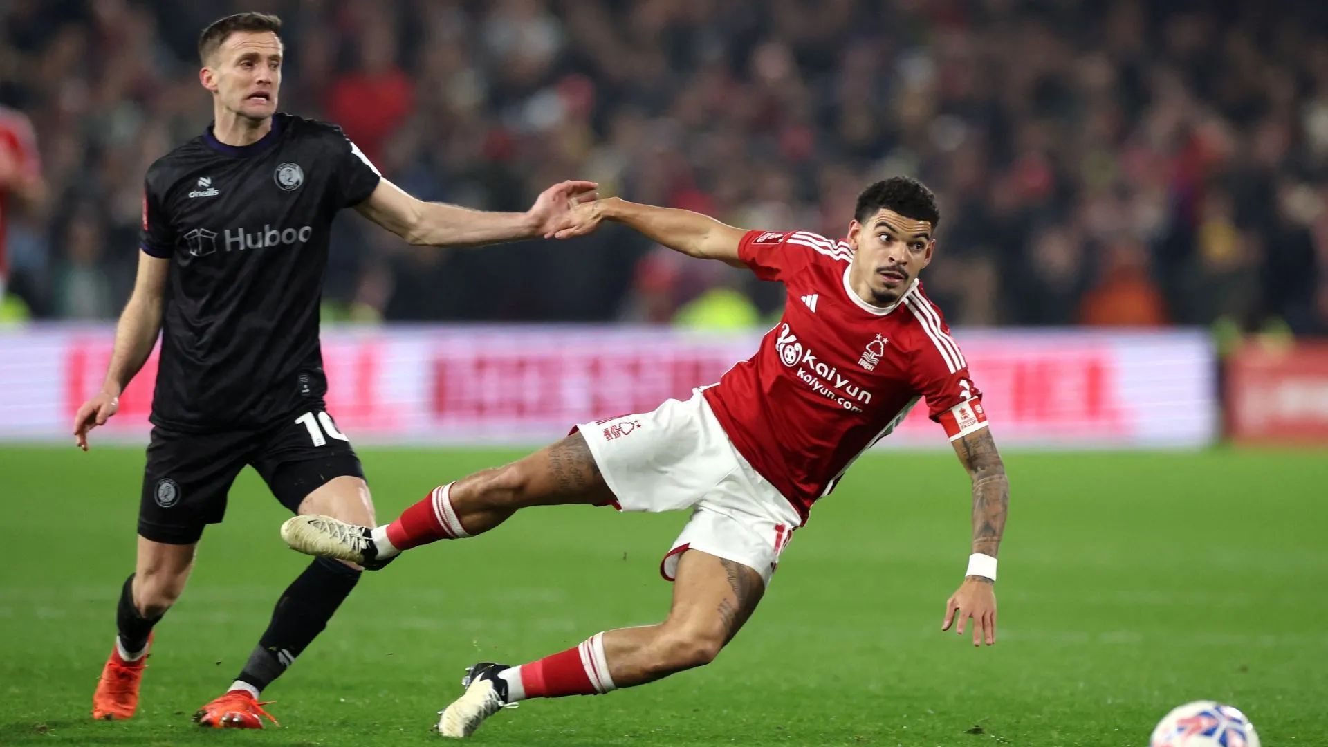 Andy King và Morgan Gibbs-White trong trận đấu mang tính bước ngoặt giữa Sheffield United và Nottingham Forest