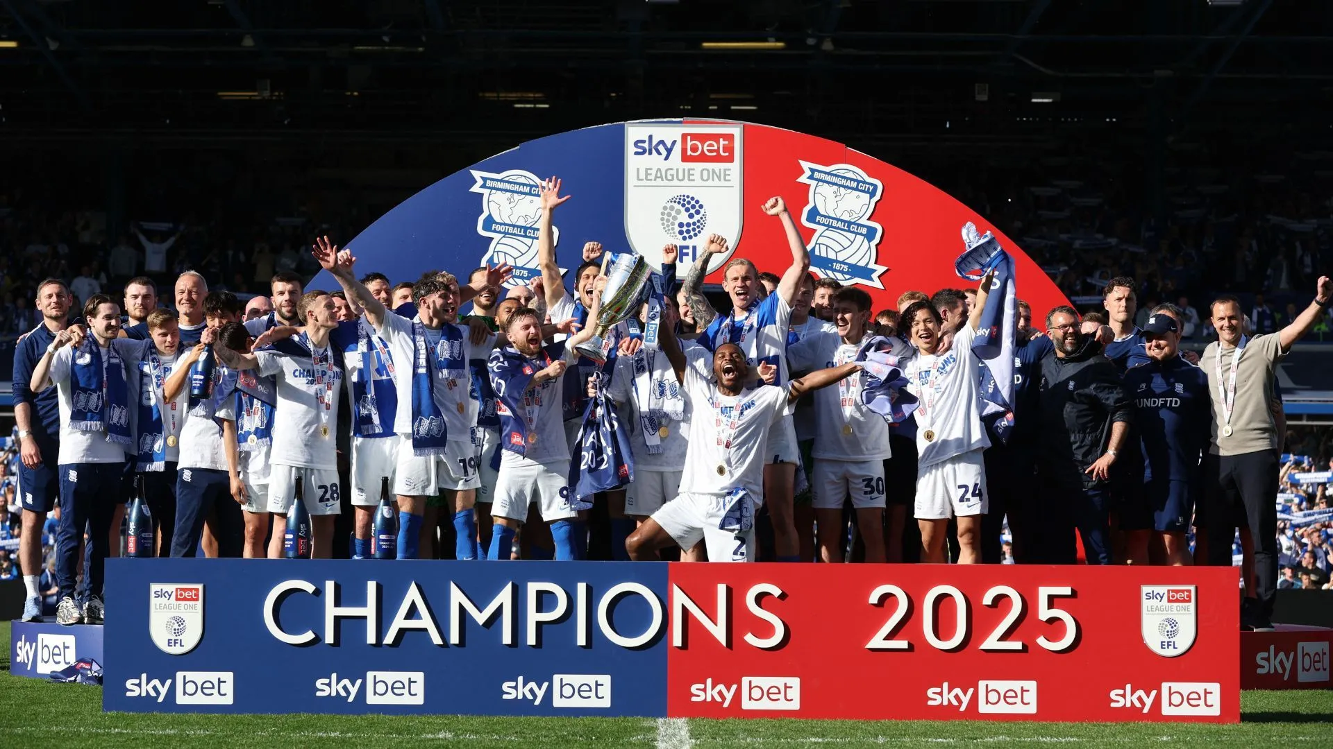 Các cầu thủ Birmingham City ăn mừng chiến thắng, hướng tới mục tiêu thăng hạng liên tiếp và vươn tầm châu Âu.