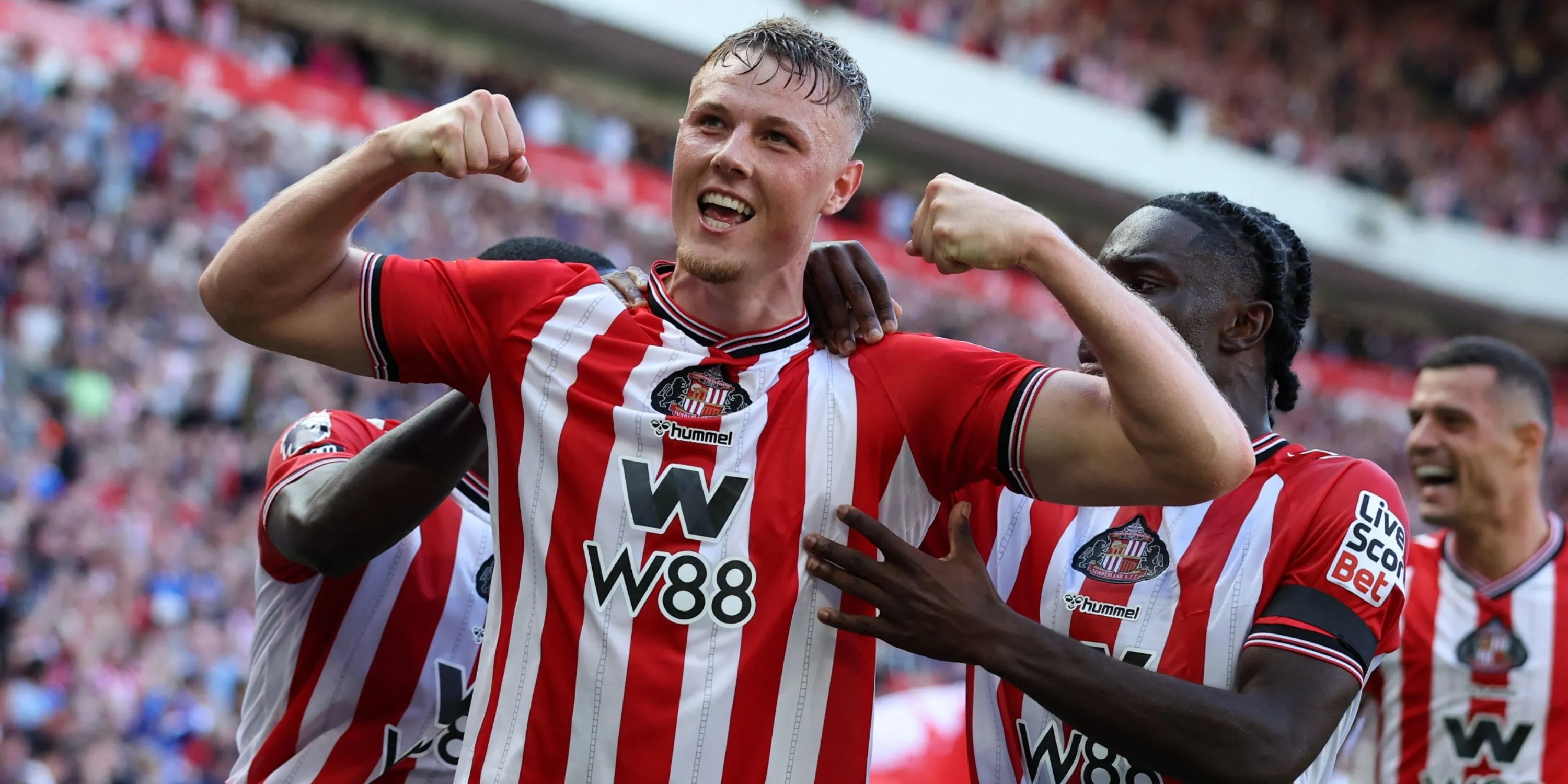 Cầu thủ Daniel Ballard của Sunderland ăn mừng bàn thắng vào lưới West Ham, thể hiện tinh thần thi đấu mạnh mẽ