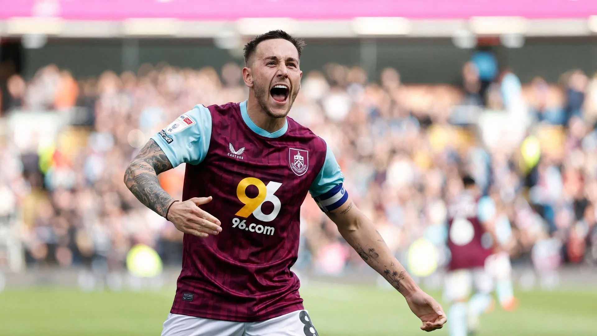 Josh Brownhill, đội trưởng và tiền vệ chủ chốt, ăn mừng thành công cùng Burnley sau những đóng góp vượt trội.