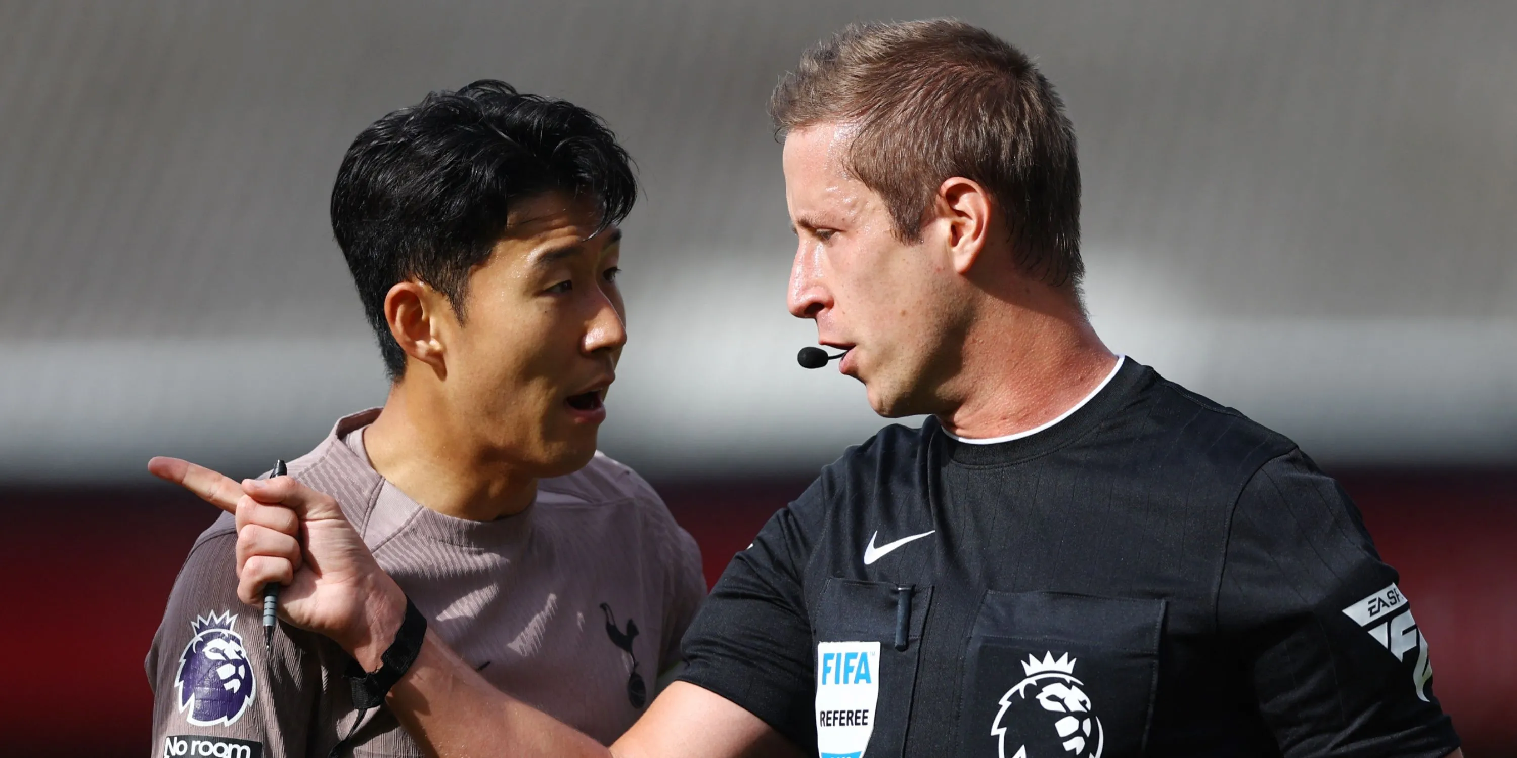 Son Heung-min của Tottenham phản ứng với trọng tài John Brooks, một gương mặt mới tại Premier League.