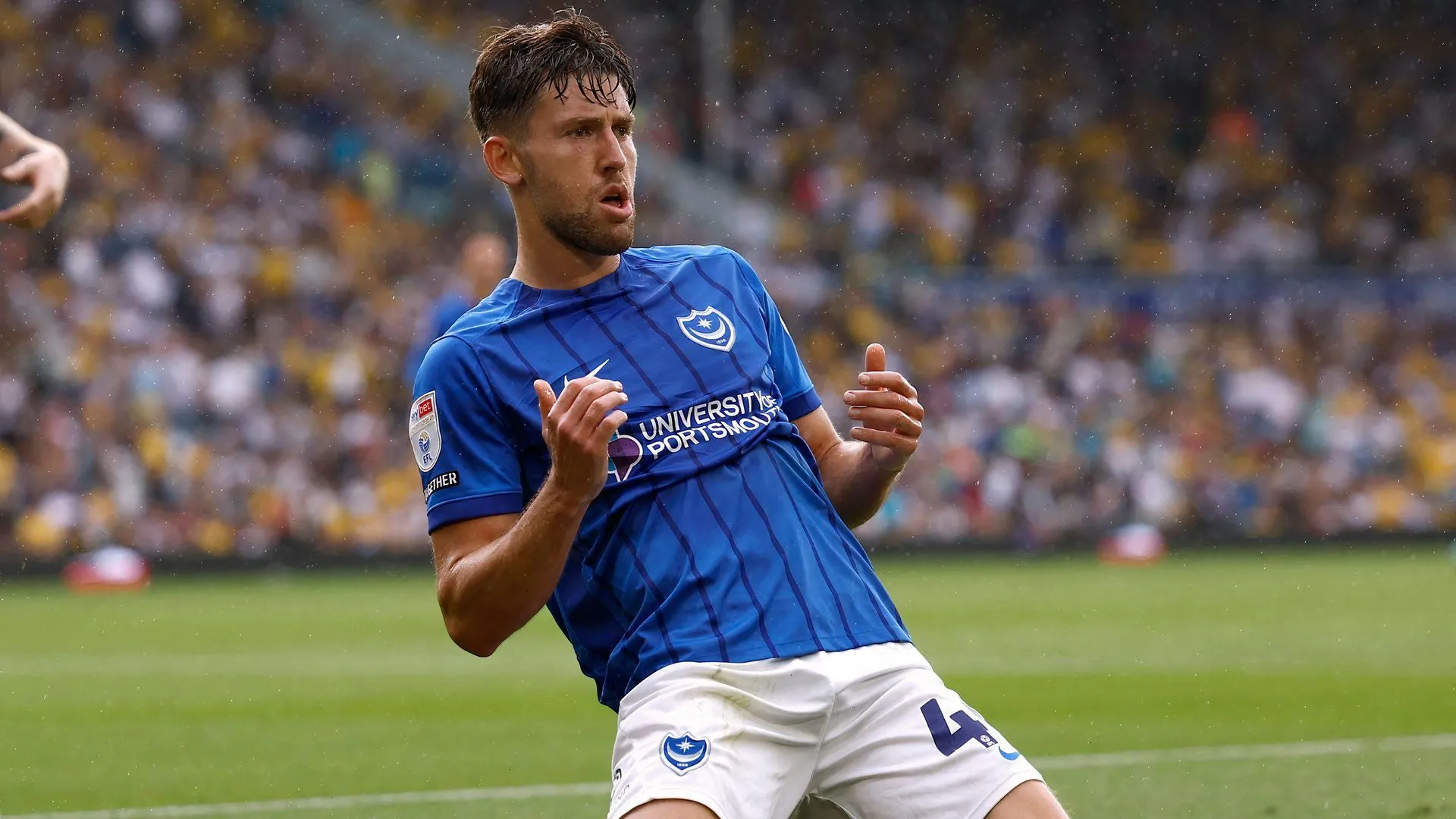 Tiền đạo Callum Lang của Portsmouth thi đấu trên sân