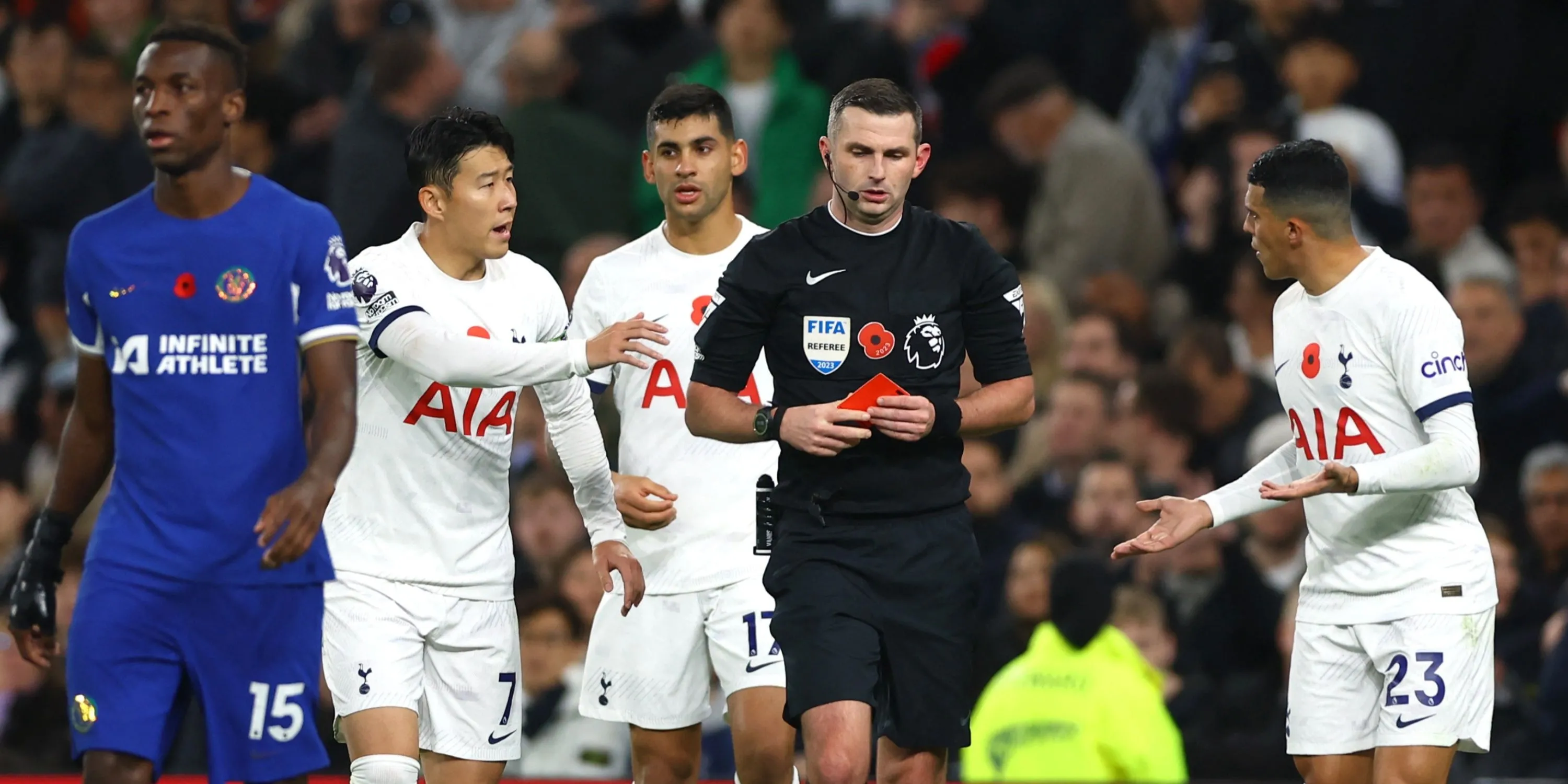 Tiền đạo Son Heung-min của Tottenham phản ứng với trọng tài Michael Oliver, người hâm mộ trung thành của Newcastle United.