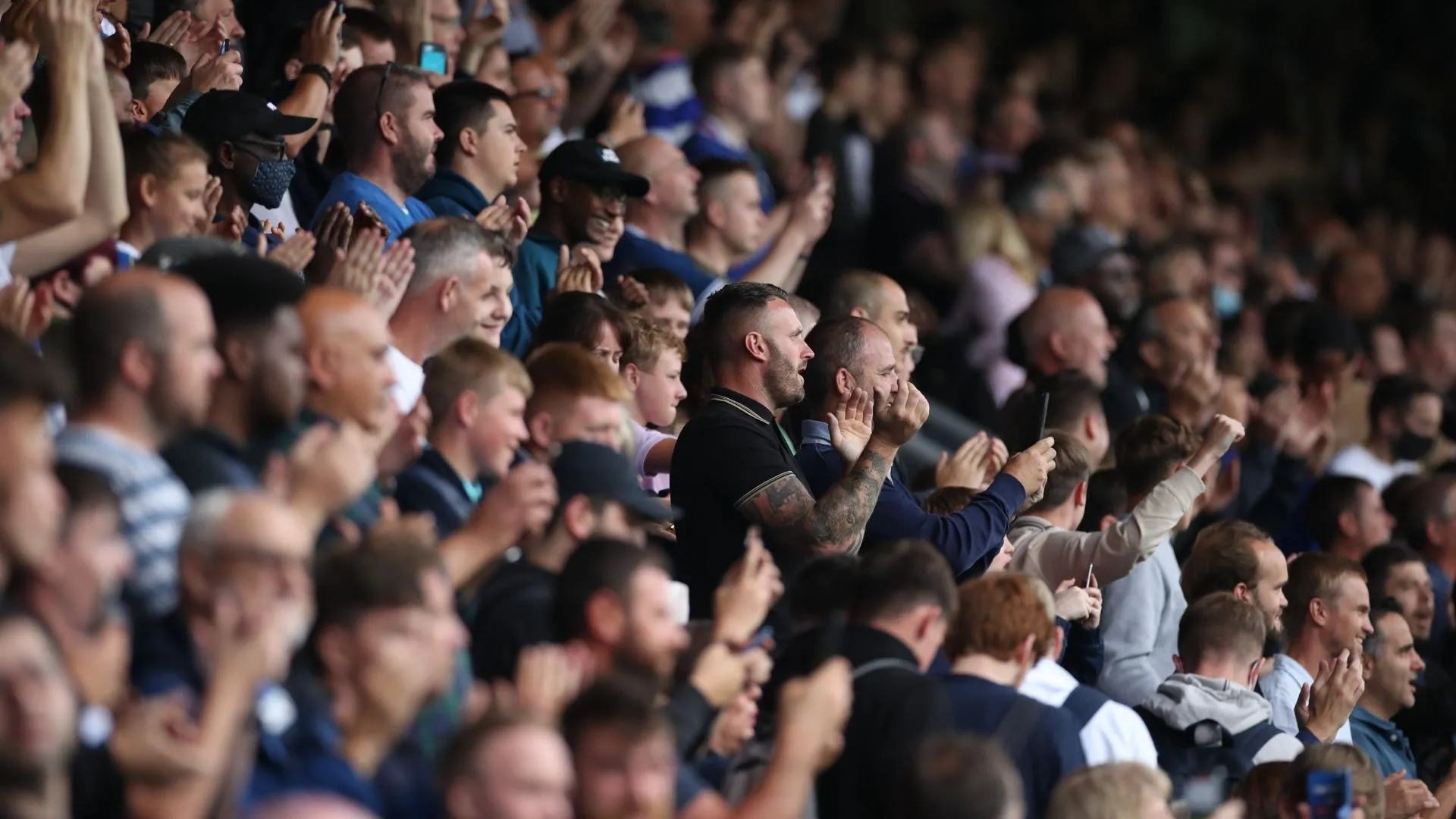 Tiền đạo trẻ Alfie Lloyd của Queens Park Rangers trên sân cỏ, tìm kiếm cơ hội ra sân