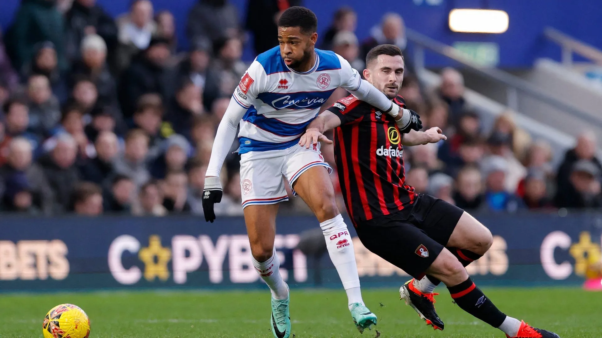 Tiền vệ Elijah Dixon-Bonner trong một pha bóng cho Queens Park Rangers, hy vọng hồi sinh sự nghiệp