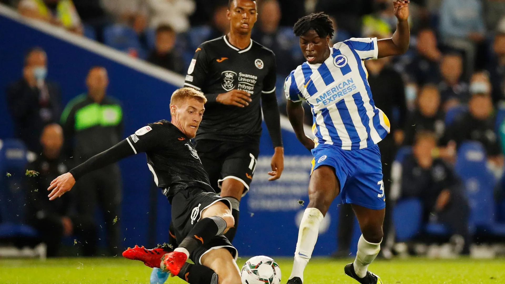 Tiền vệ Taylor Richards trong trận đấu của Queens Park Rangers, đối mặt tương lai không chắc chắn