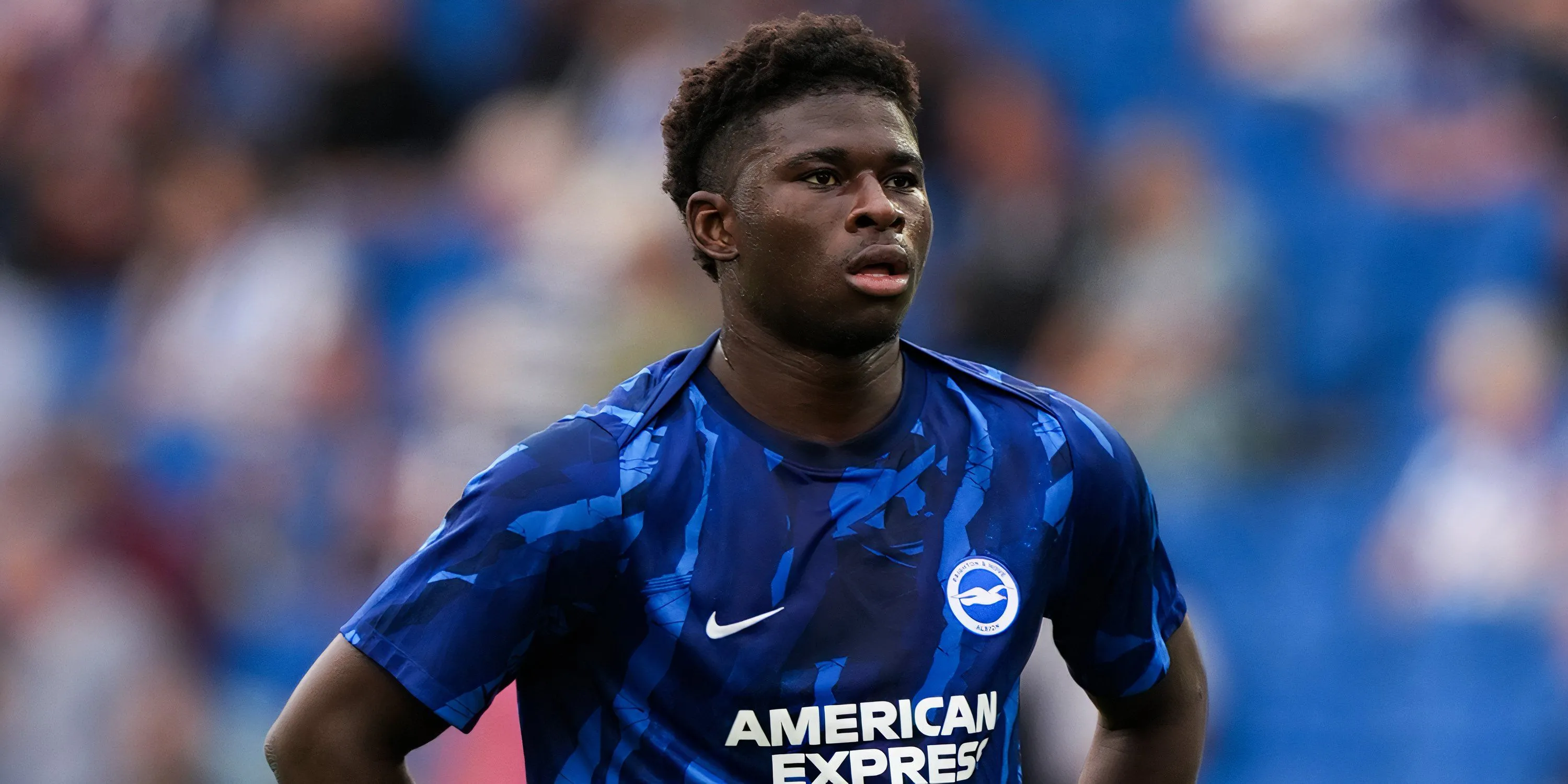Tiền vệ trẻ Carlos Baleba của Brighton, được Manchester United nhắm đến cho tương lai, trong buổi khởi động trước trận.