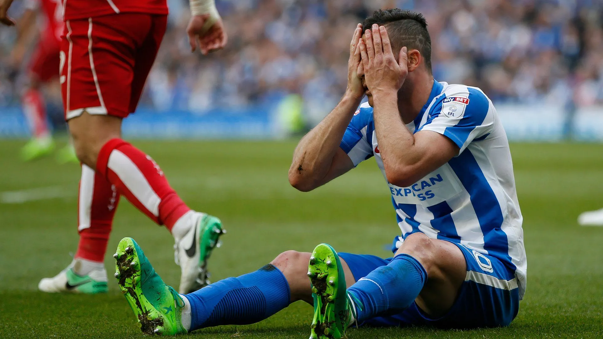 Tomer Hemed trong màu áo Charlton Athletic, giai đoạn anh gặp khó khăn và không thể tái hiện phong độ đỉnh cao từ thời Brighton