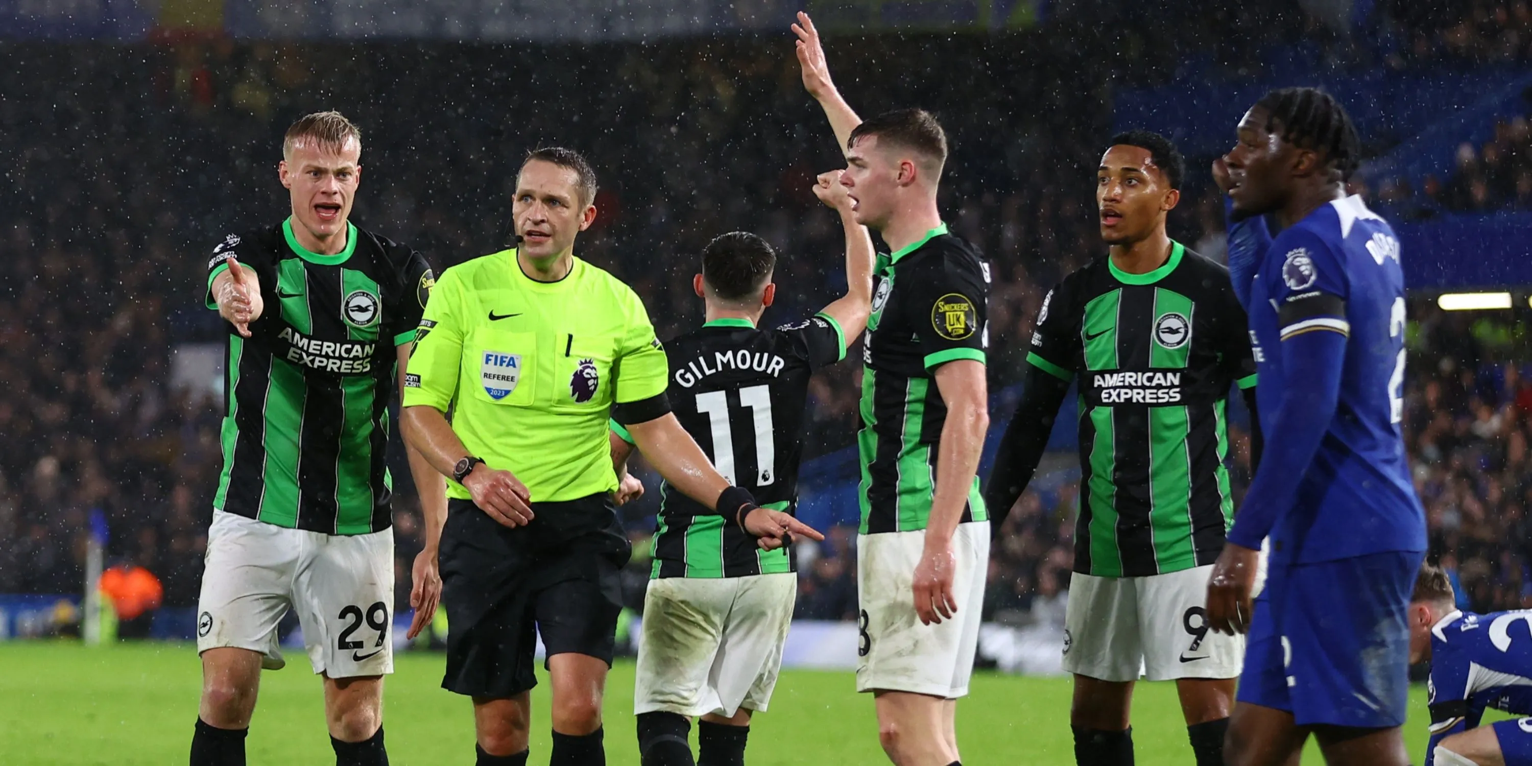 Trọng tài Craig Pawson trong trận Chelsea đối đầu Brighton, được biết đến là một fan hâm mộ Sheffield United.
