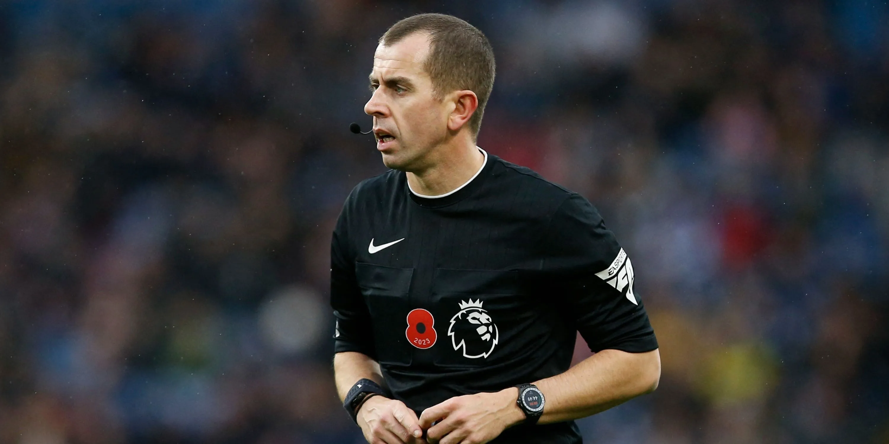 Trọng tài Peter Bankes trên sân, người có quê hương Liverpool và đội bóng yêu thích vẫn là bí ẩn.