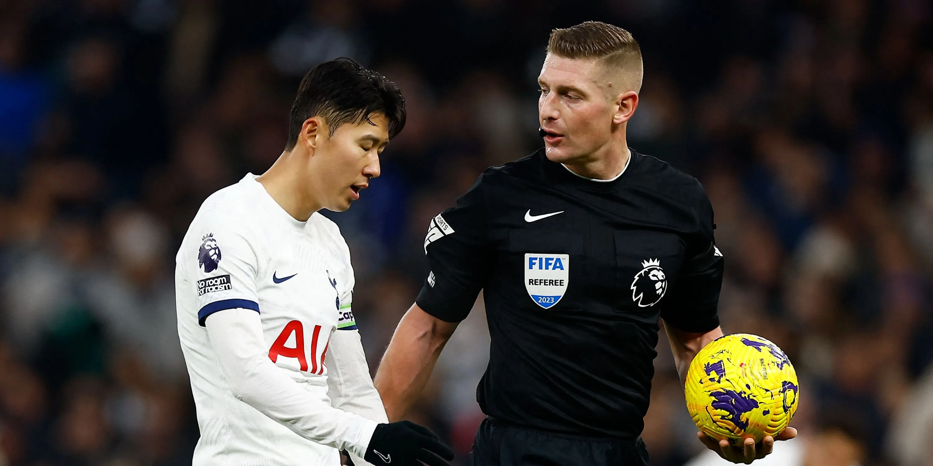 Trọng tài Rob Jones trong một trận đấu, đội bóng anh ủng hộ vẫn chưa được công khai.