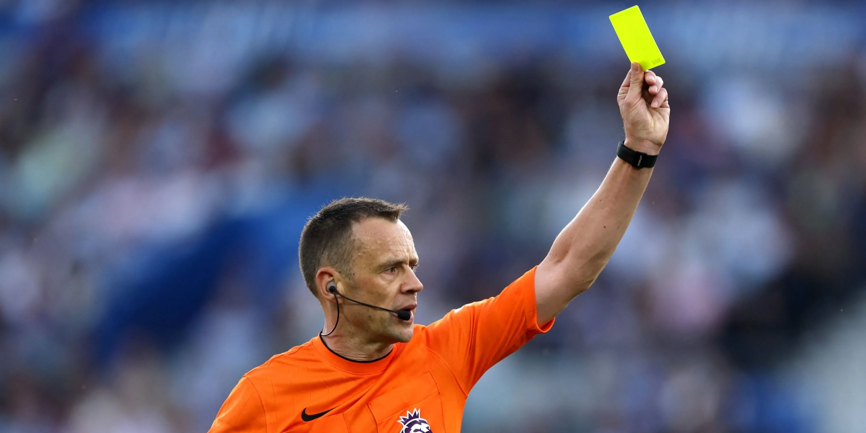 Trọng tài Stuart Attwell, người có thâm niên lâu nhất, từng gây tranh cãi khi Luton Town thăng hạng.