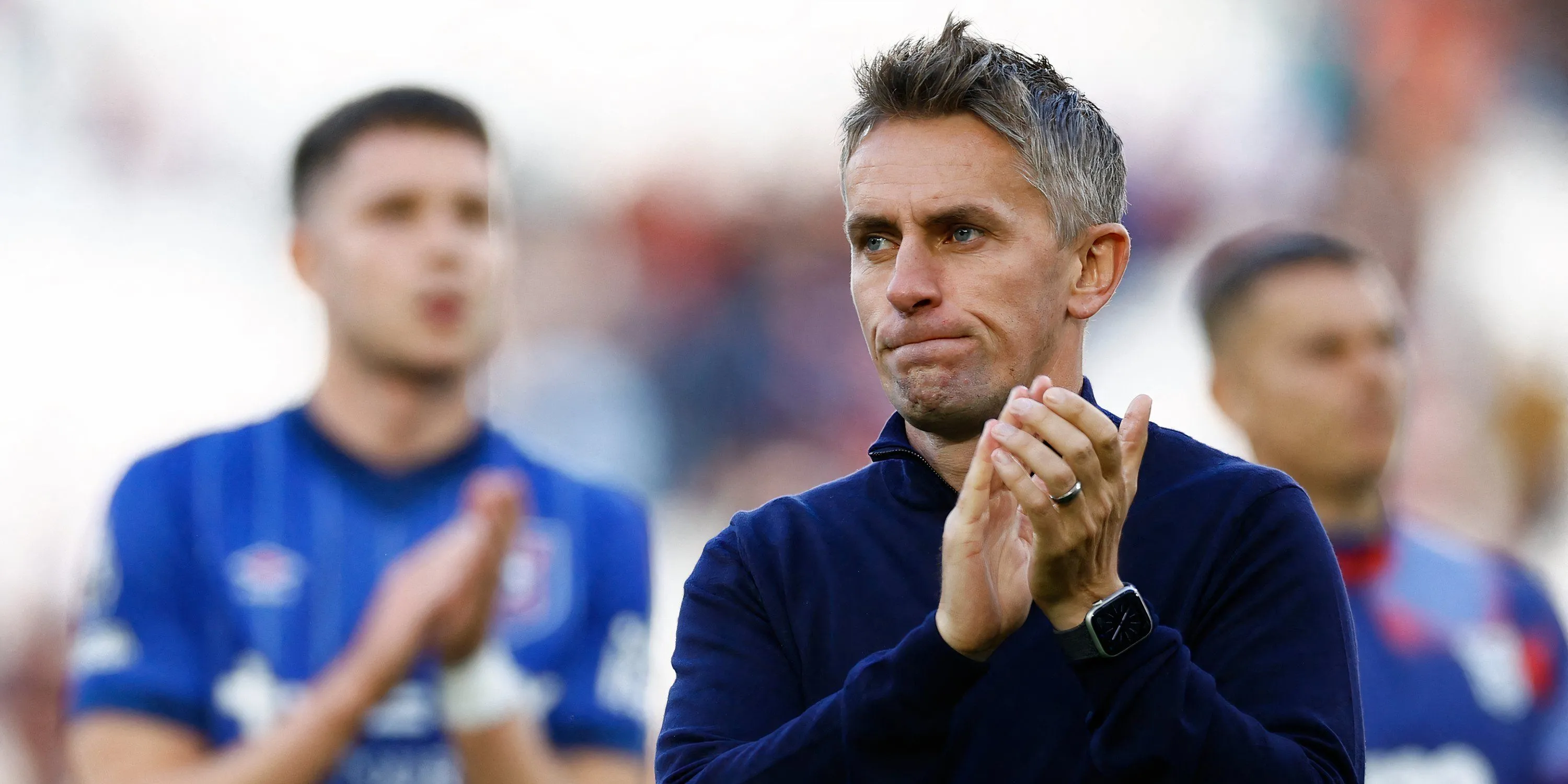 Huấn luyện viên Kieran McKenna của Ipswich Town trên sân cỏ