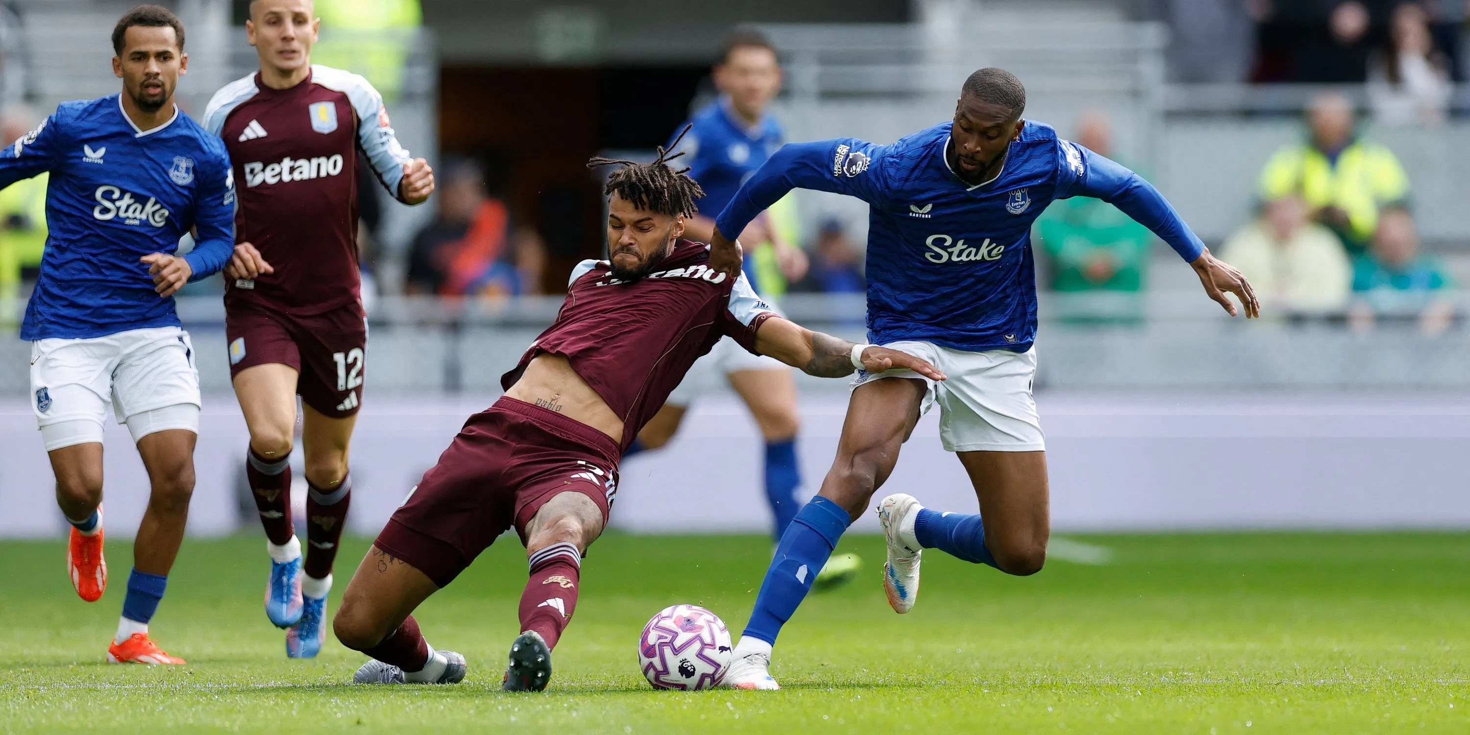 Tiền đạo Beto của Everton tranh chấp bóng với hậu vệ đối phương trong một pha tấn công quyết định.