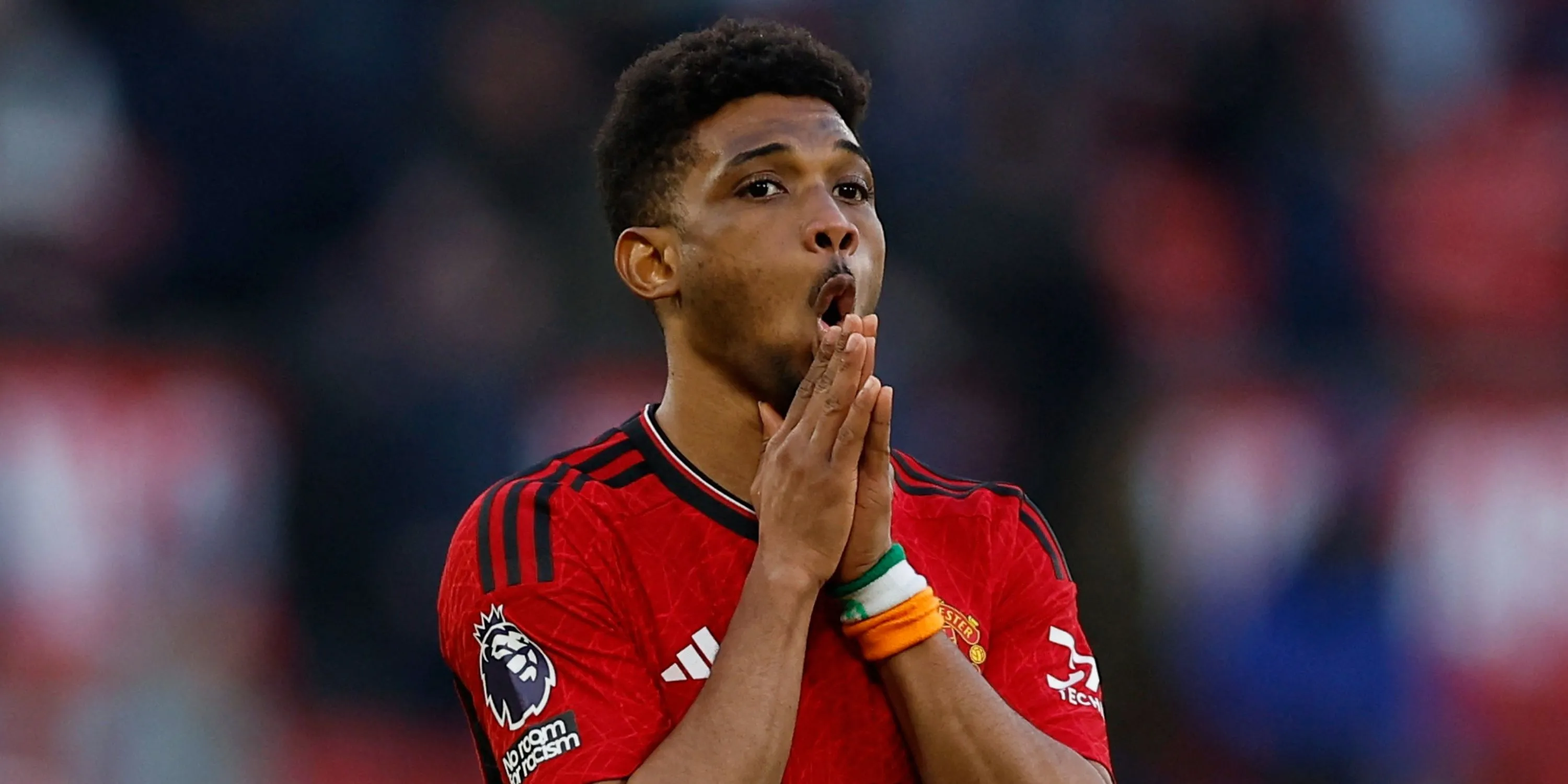 Amad Diallo chạy cánh và tạt bóng cho Manchester United