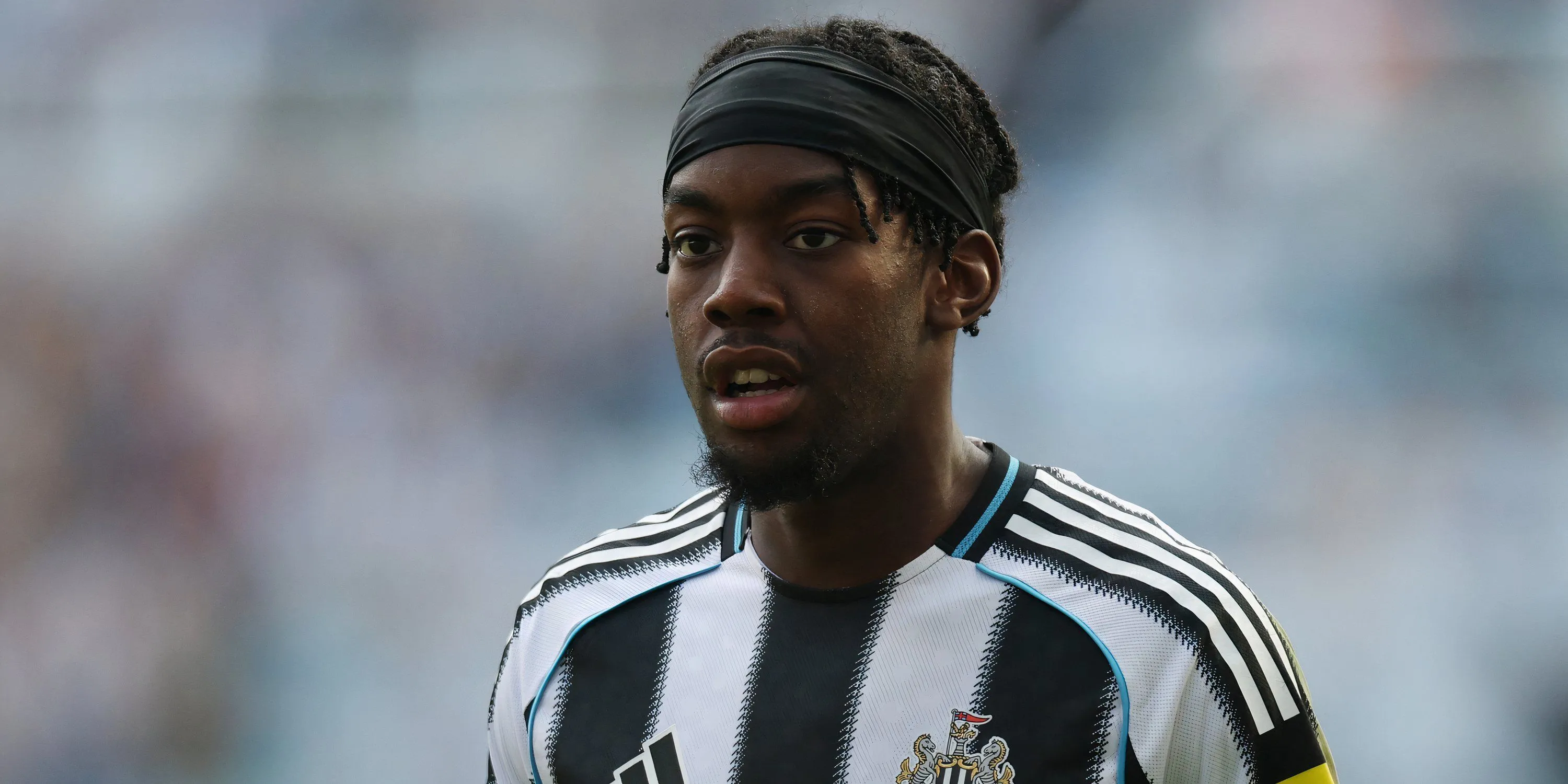 Anthony Elanga chạy cánh cho Newcastle tại St. James' Park