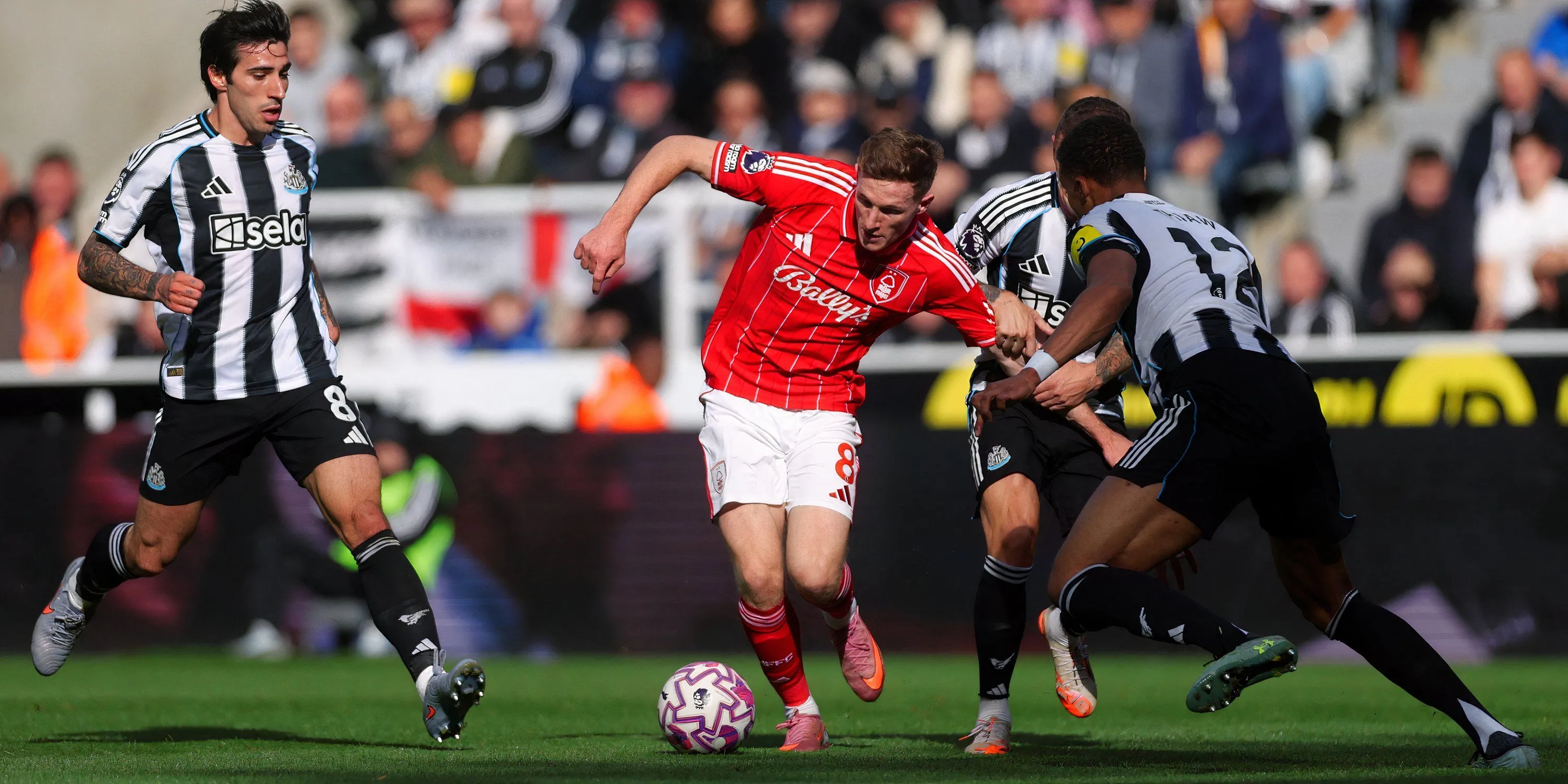 Elliot Anderson trong màu áo Nottingham Forest mùa 2025, mục tiêu chuyển nhượng của Newcastle