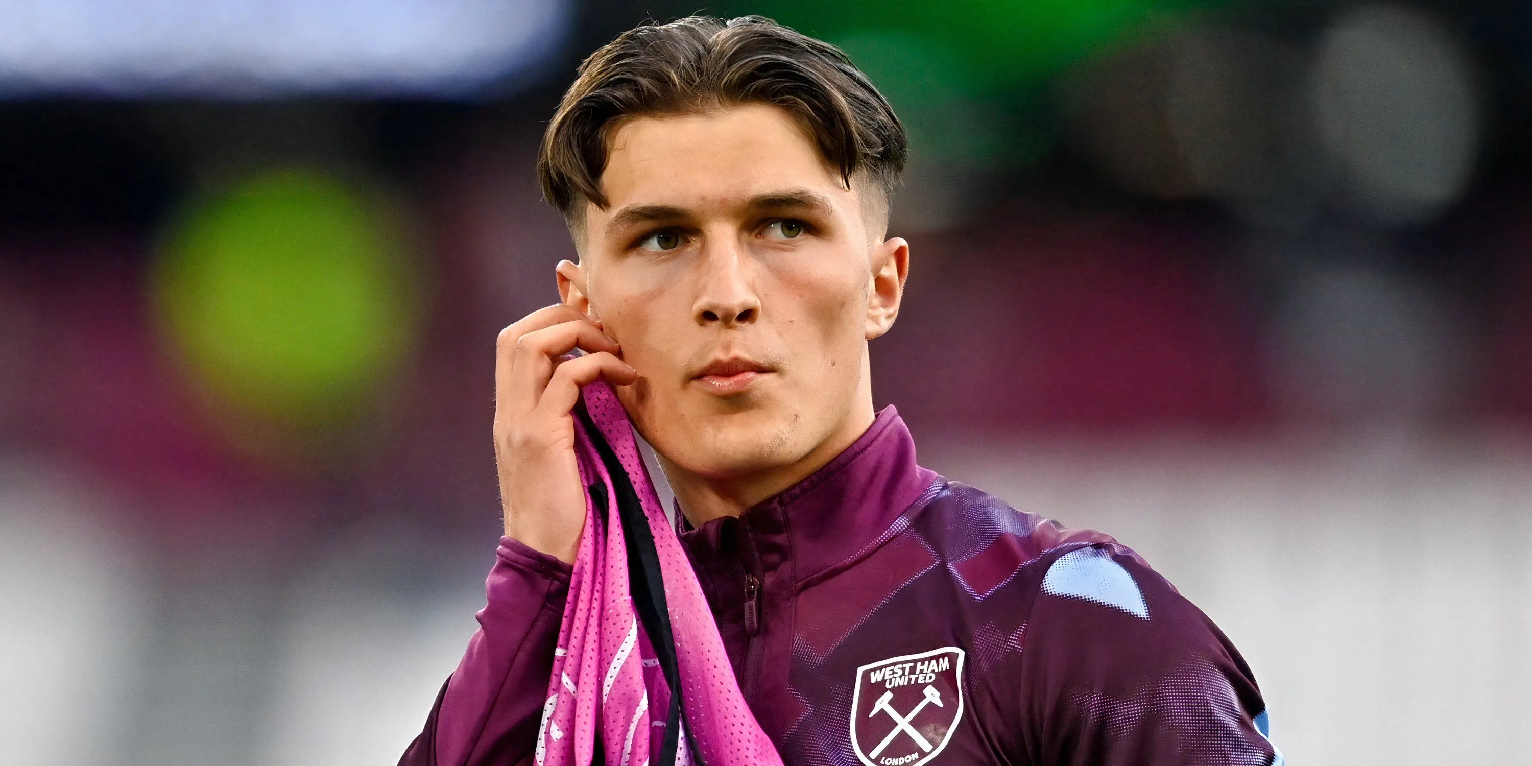 Freddie Potts thi đấu trong màu áo Portsmouth mùa 24/25