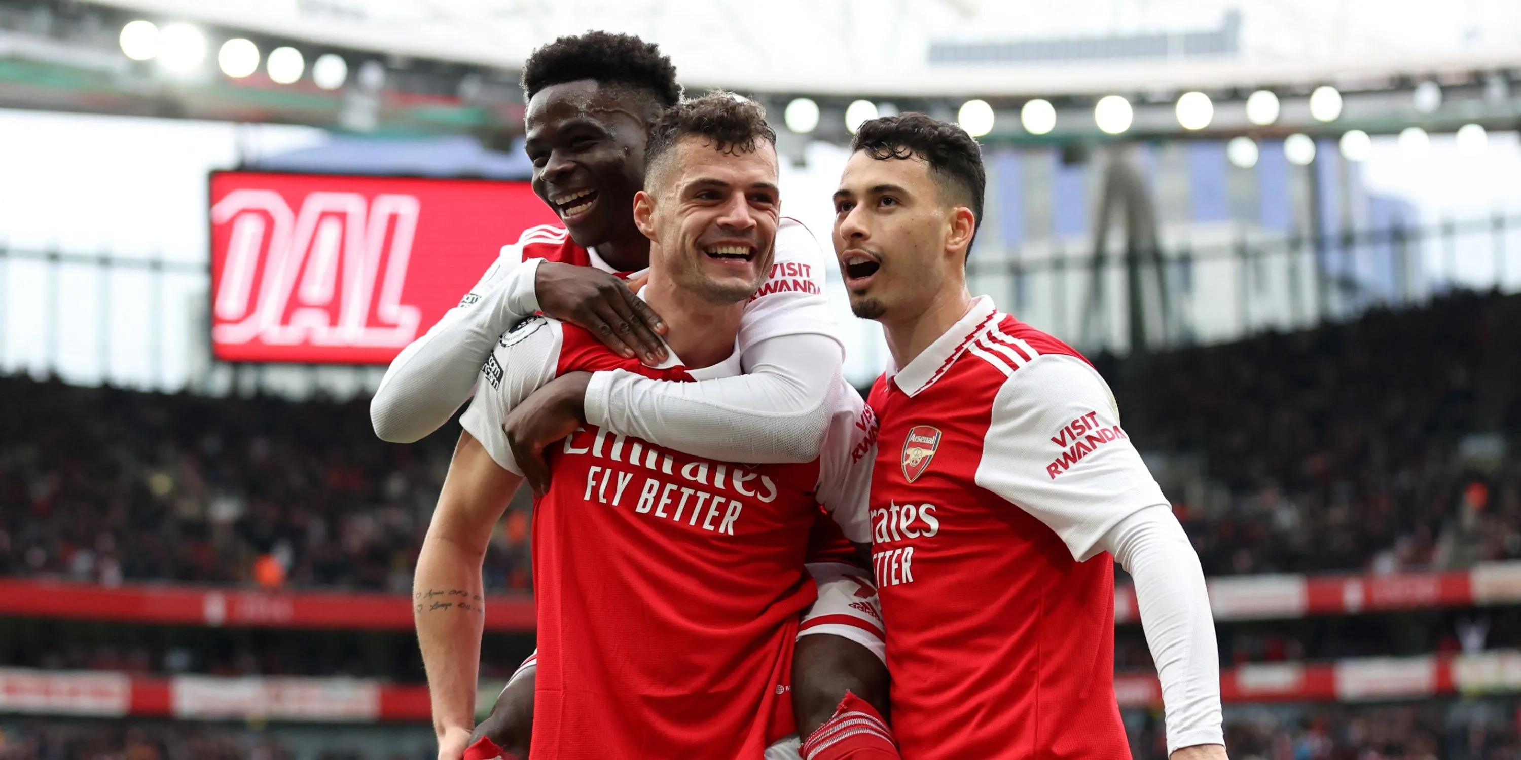 Granit Xhaka trong màu áo Arsenal trước khi chuyển sang Bayer Leverkusen, hình ảnh được dùng để so sánh lối chơi và sự trưởng thành của Xhaka