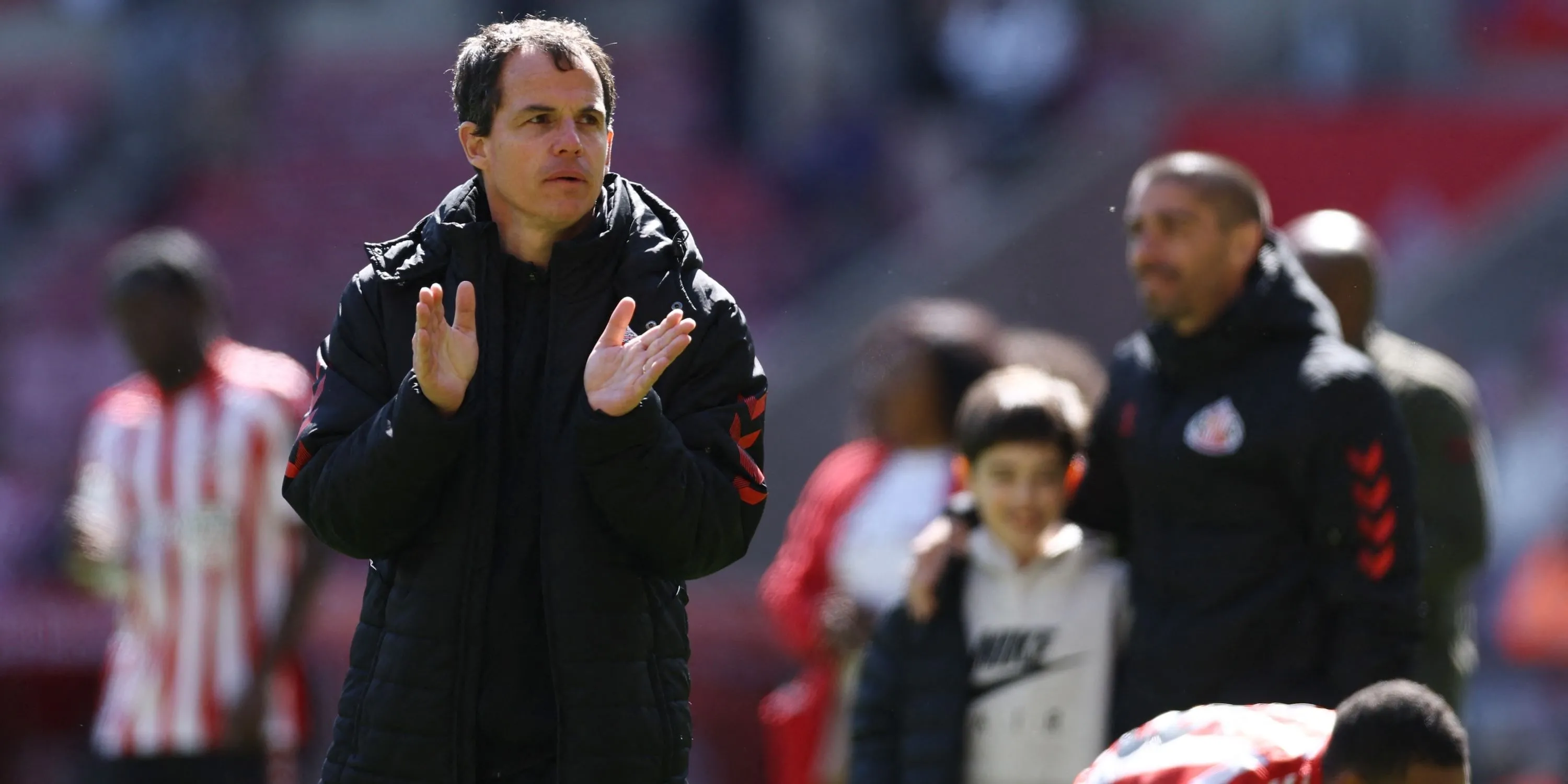 Huấn luyện viên Regis Le Bris vẫy tay cảm ơn CĐV Sunderland sau trận đấu