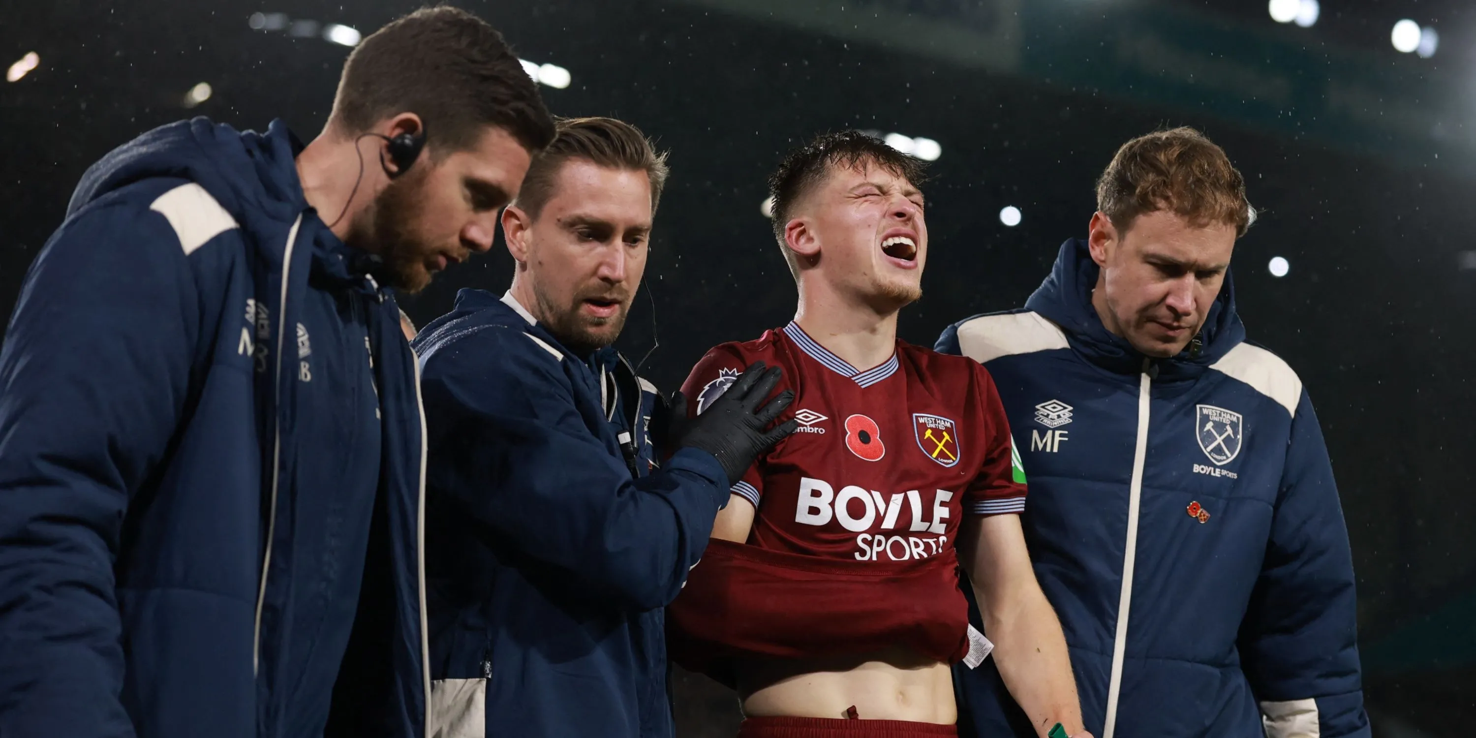Ollie Scarles trong màu áo West Ham — hậu vệ trẻ dính chấn thương gãy xương quai xanh
