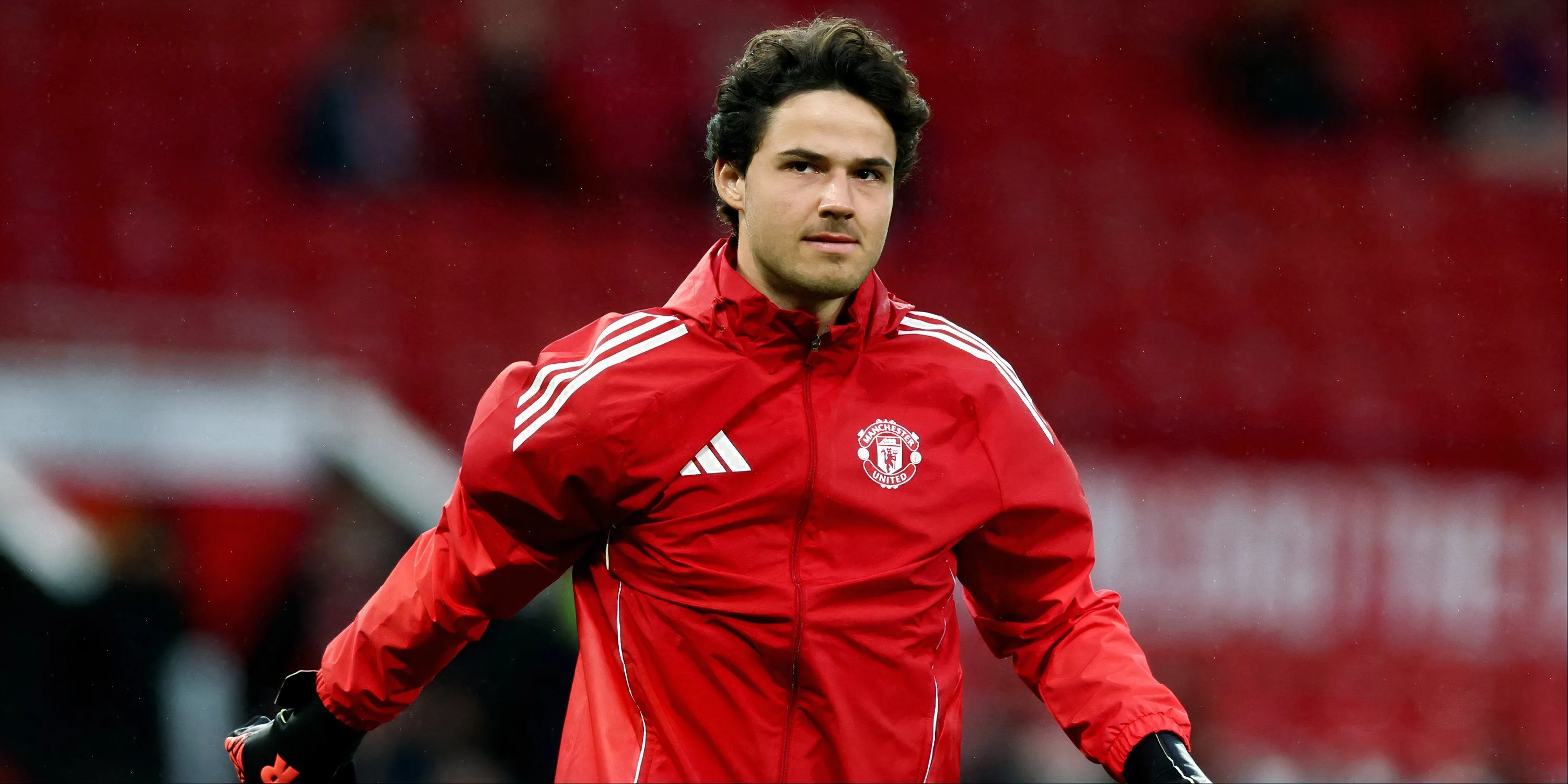 Senne Lammens thực hiện đường phất dài theo đấu pháp của Ruben Amorim tại Anfield