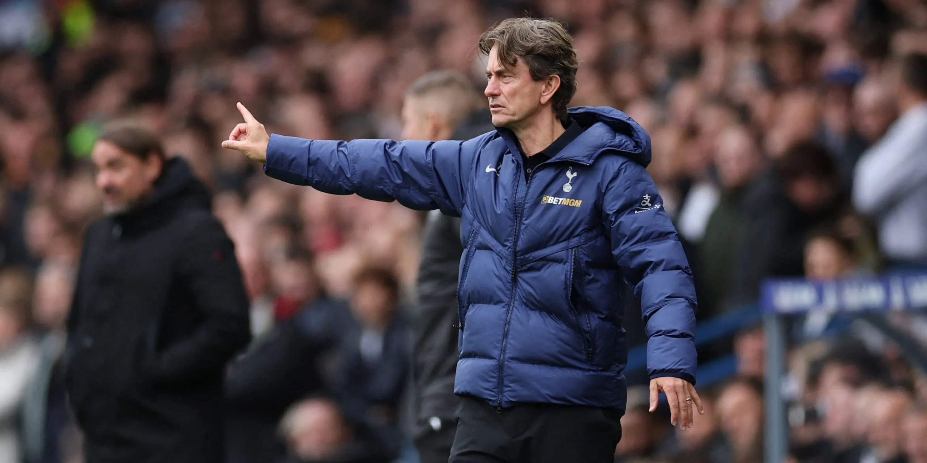 Thomas Frank trên đường pitch khi dẫn dắt Tottenham