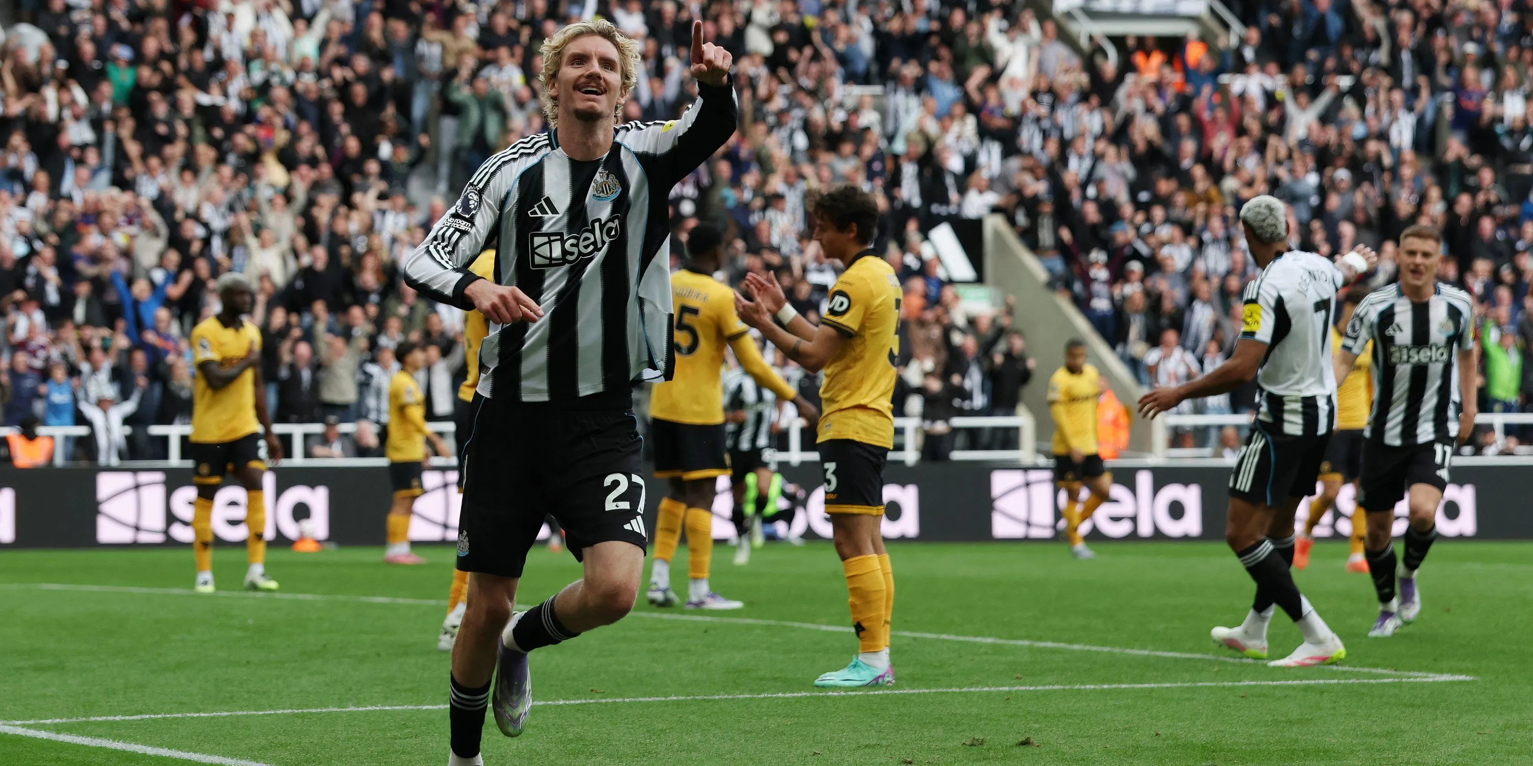 Woltemade trong buổi tập với Newcastle, thể hiện kỹ năng qua người và dứt điểm