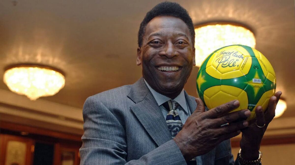 Nếu xét danh hiệu đội tuyển, Pelé được xem là cầu thủ vị đại nhất 